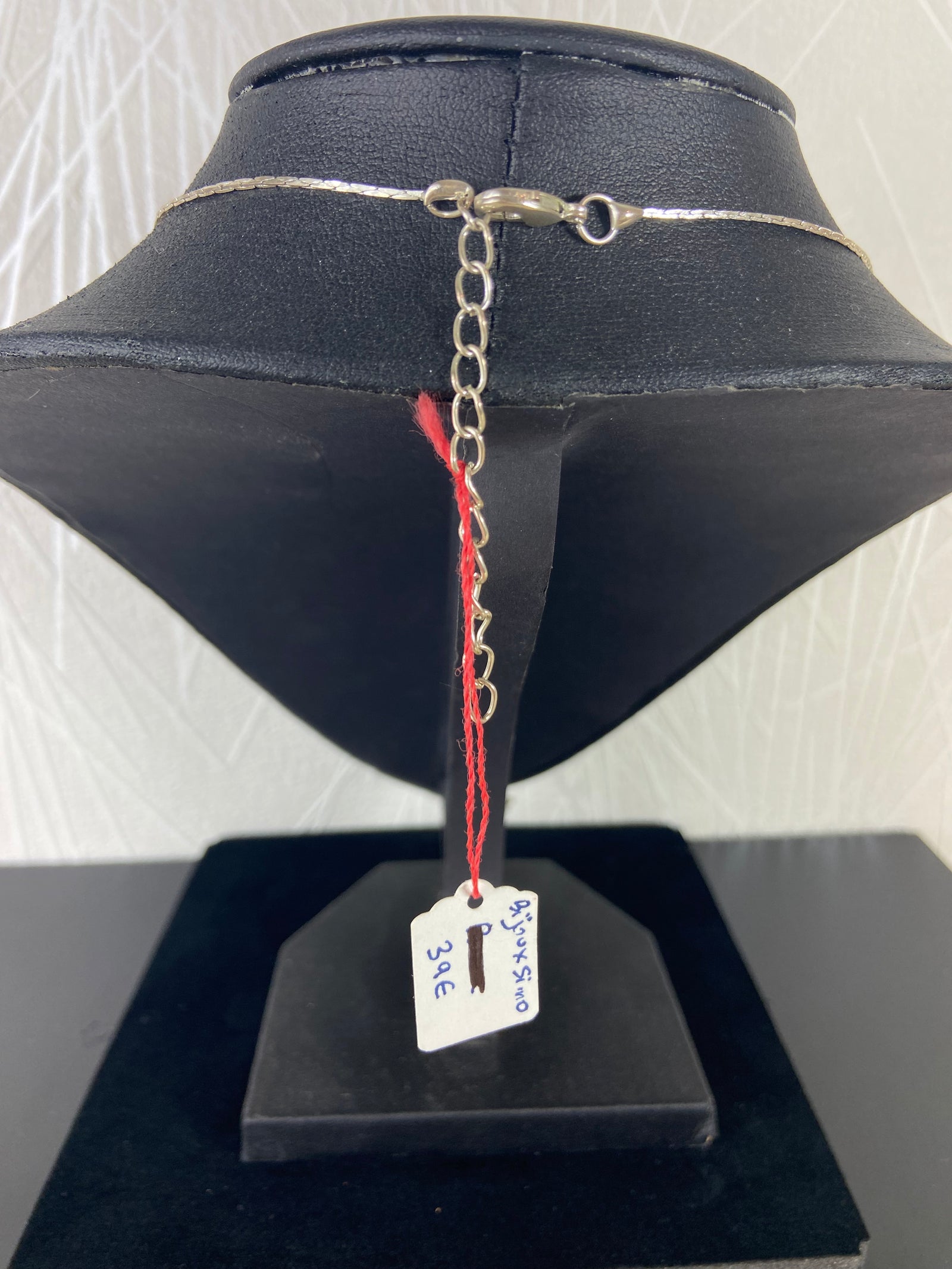 Long collier réglables avec fleurs bleues et brillants sur chaine plate argentée.