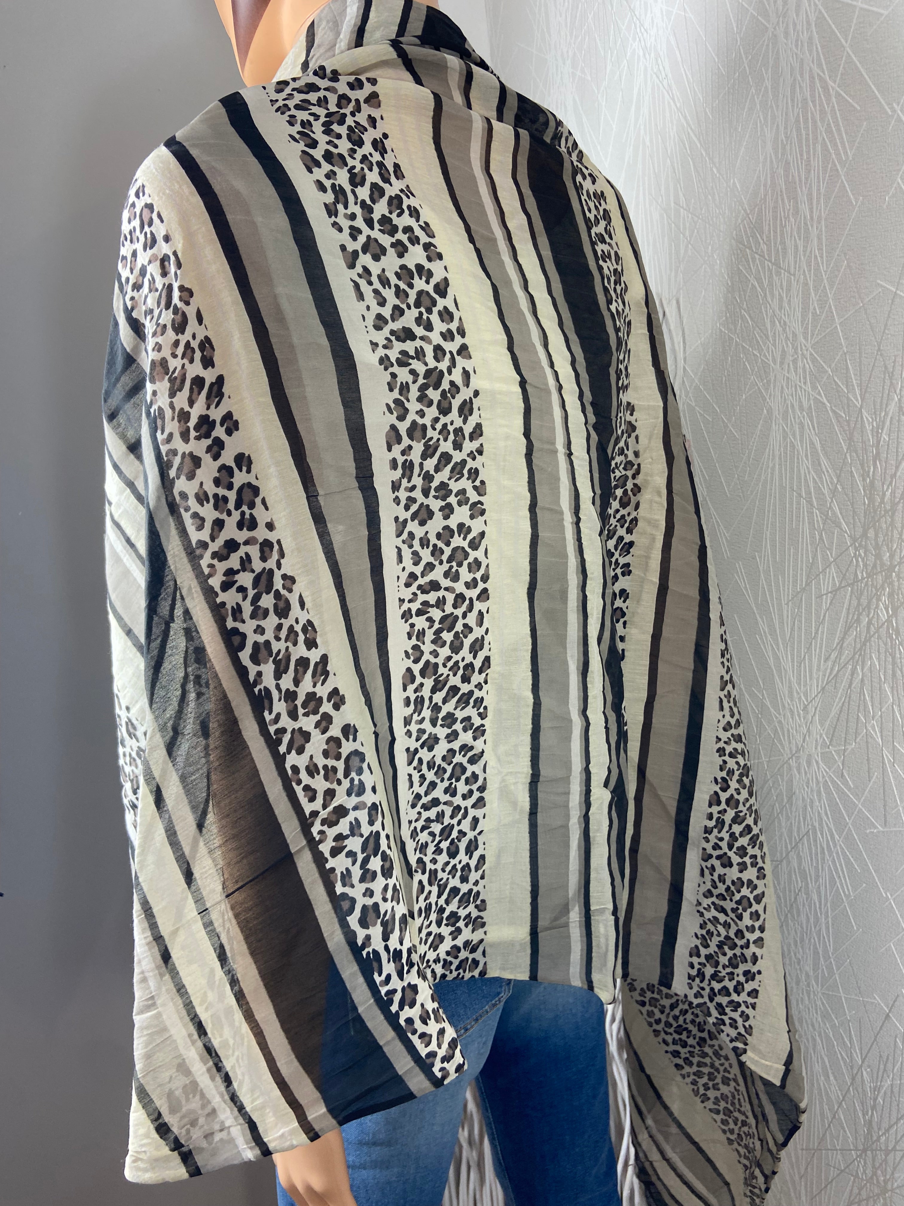 Foulard coton et soie tons noir et beige à motif léopard Articles de Paris