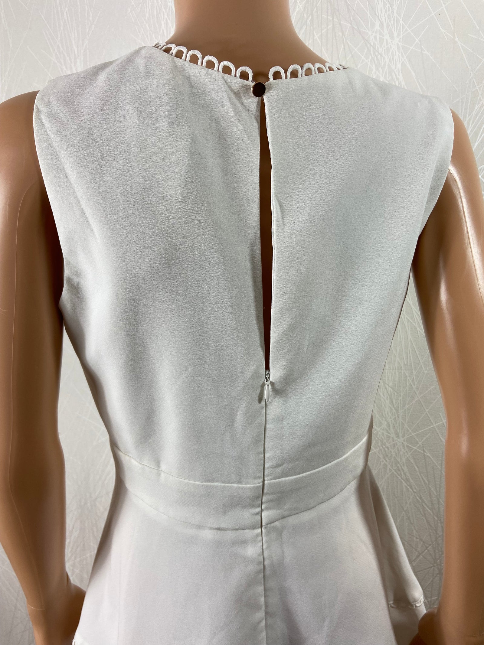 Robe blanche cintrée  doublée sans manches broderie IVIVI