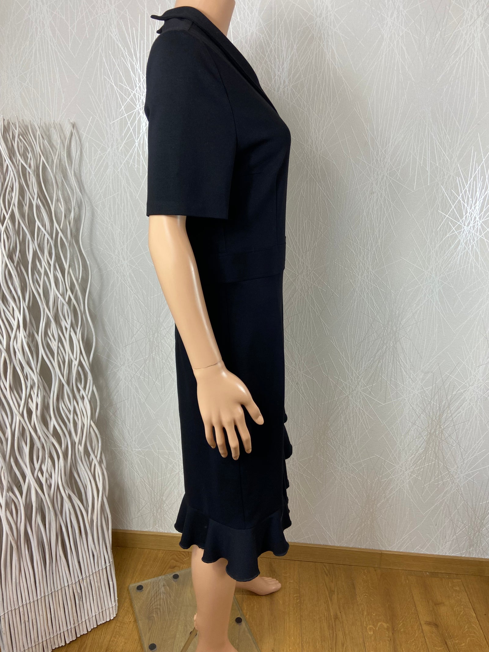 Superbe robe midi noire de créateur à manches courtes par Tabala Paris