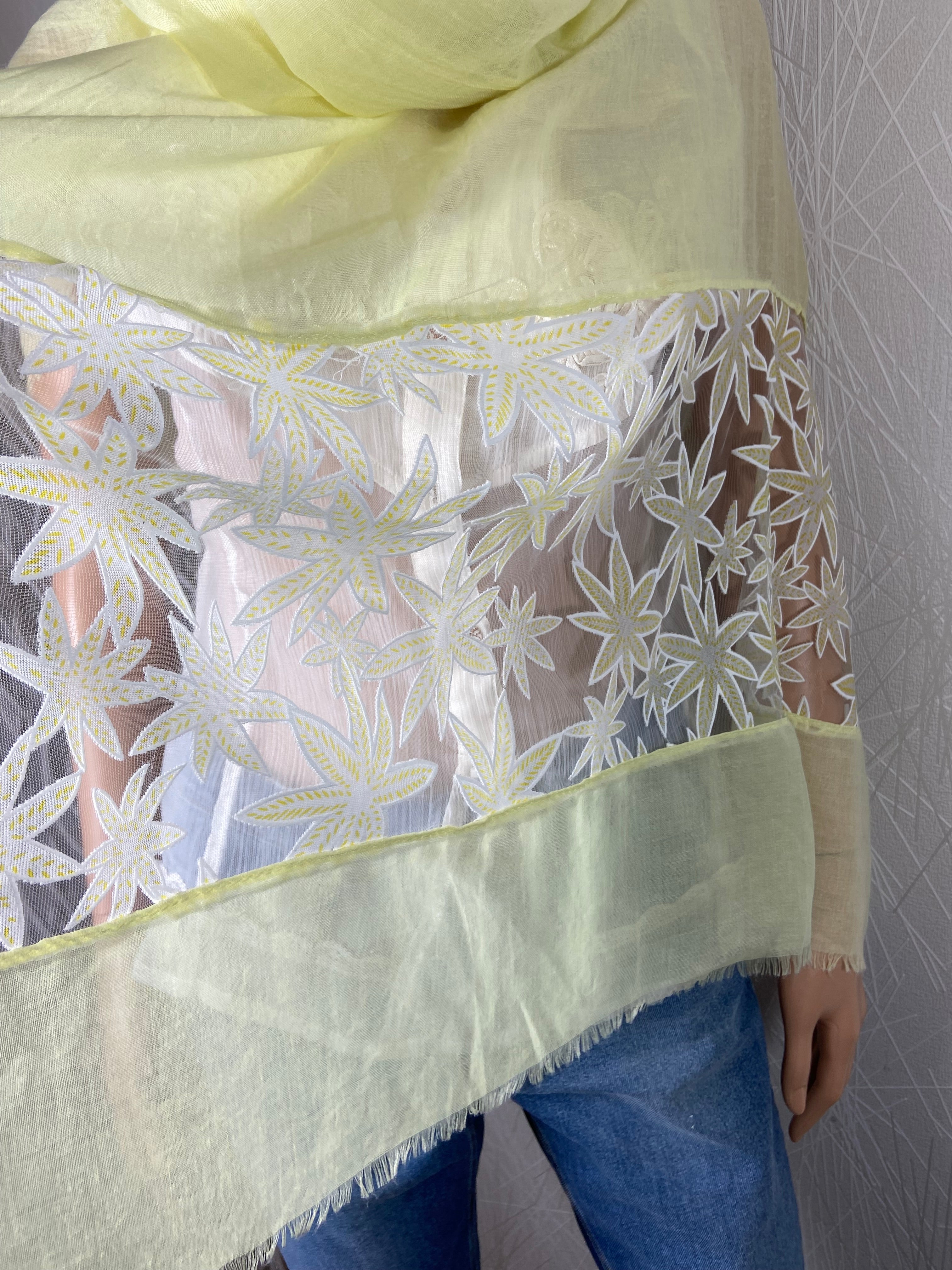 Foulard jaune avec broderie en forme de fleur