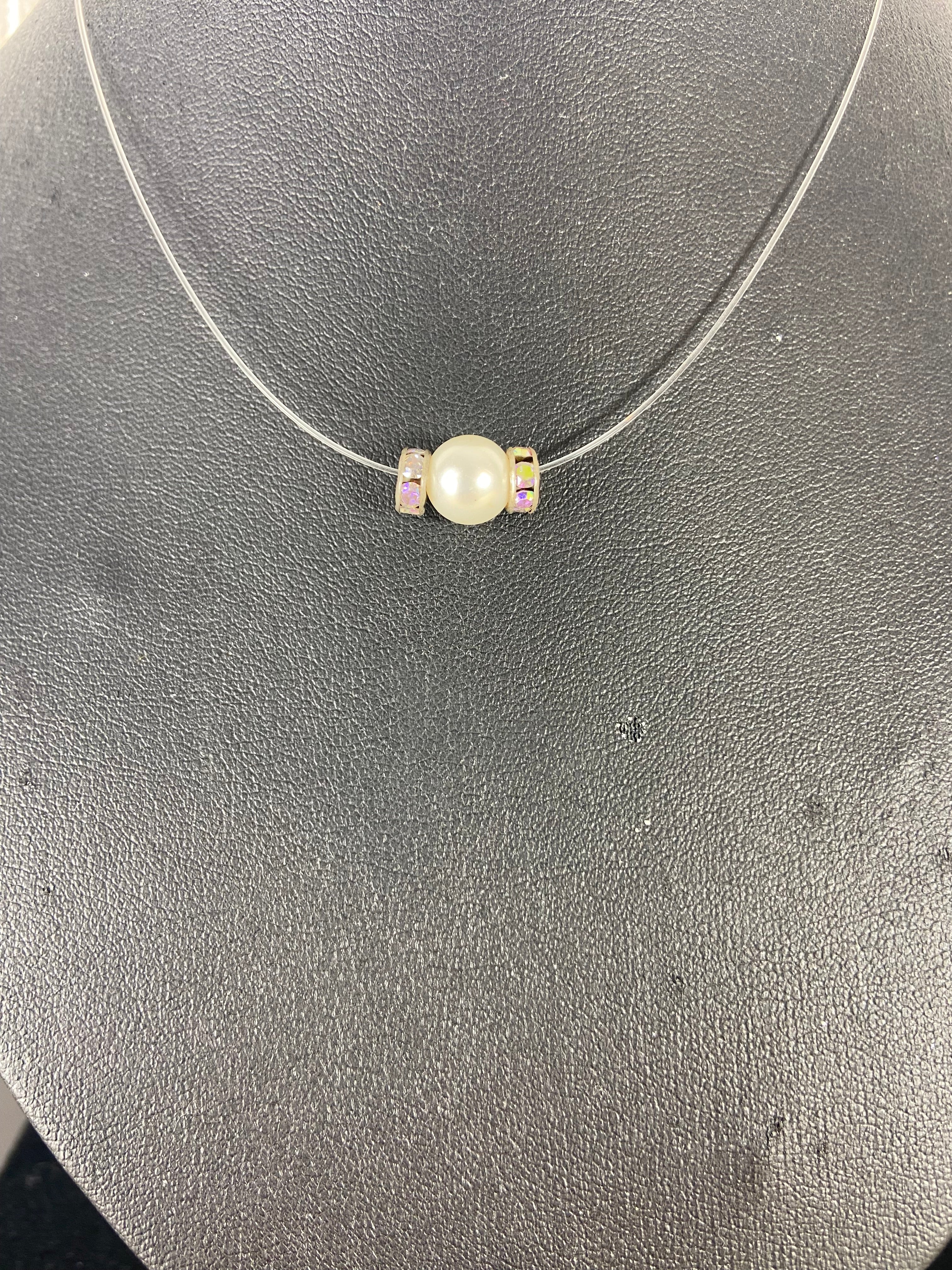 Collier pour femme avec perle blanche et strass sur fil de nylon