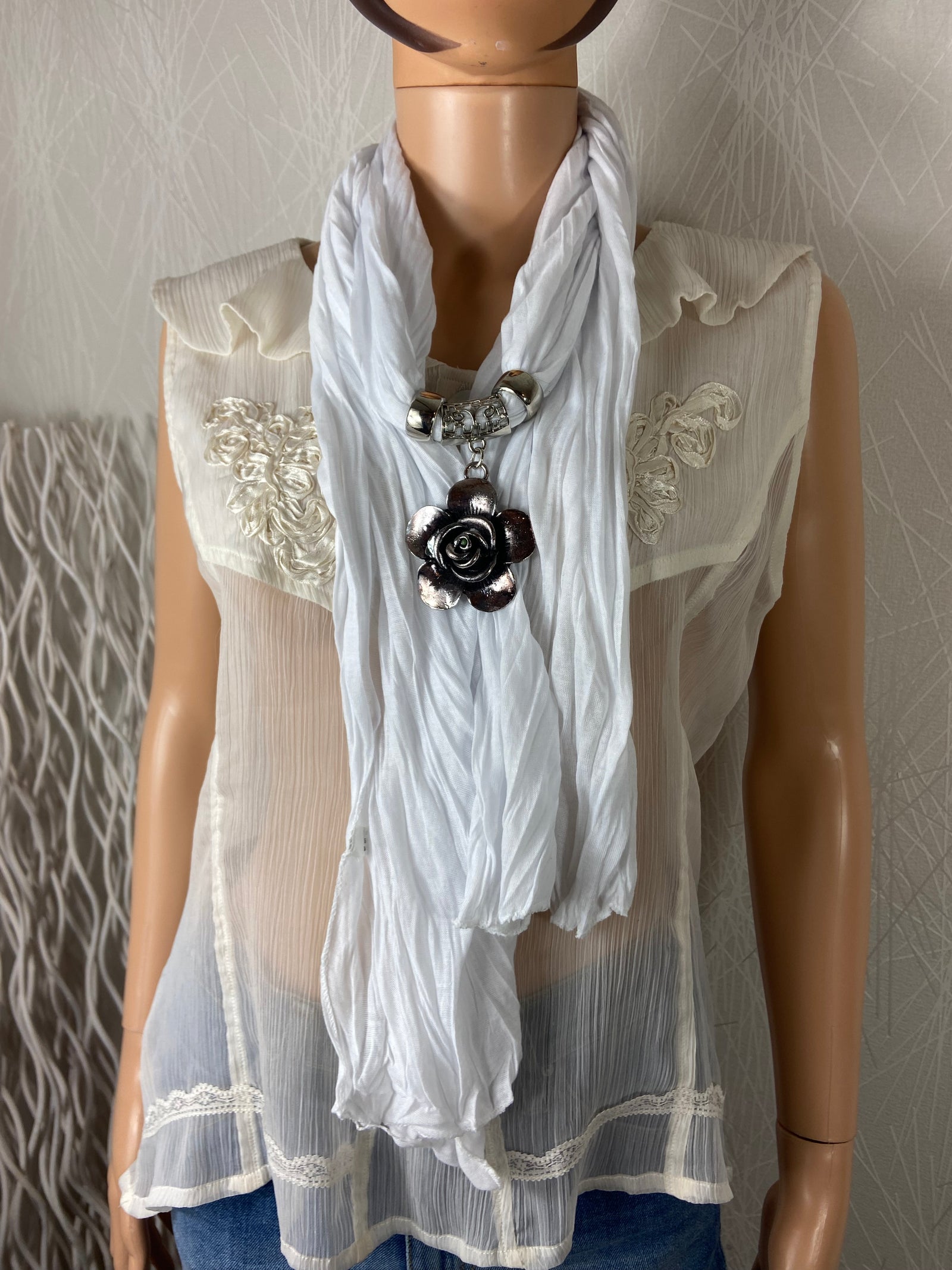 Echarpe blanche bijou metal fleur