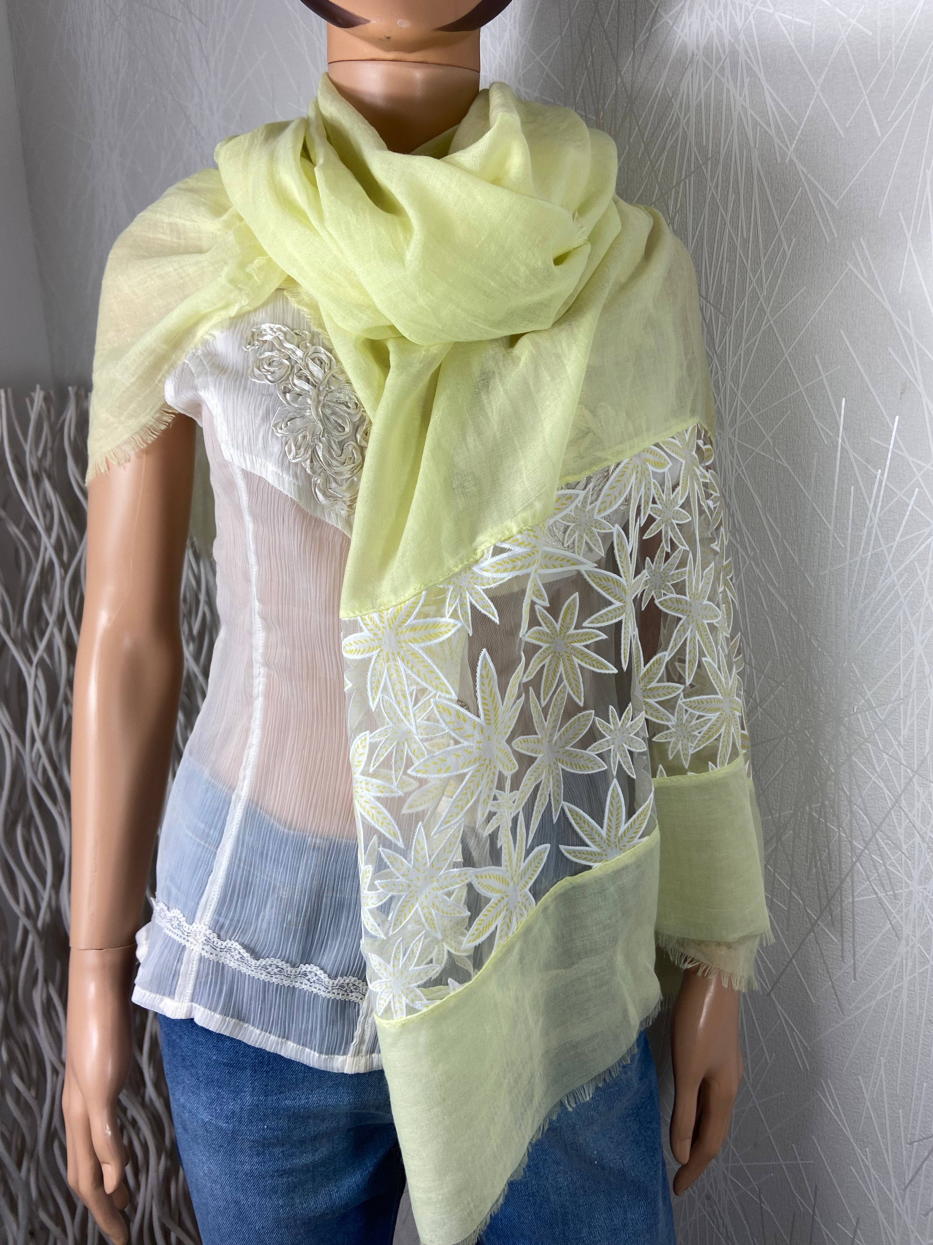 Echarpe jaune dentelle broderie fleur