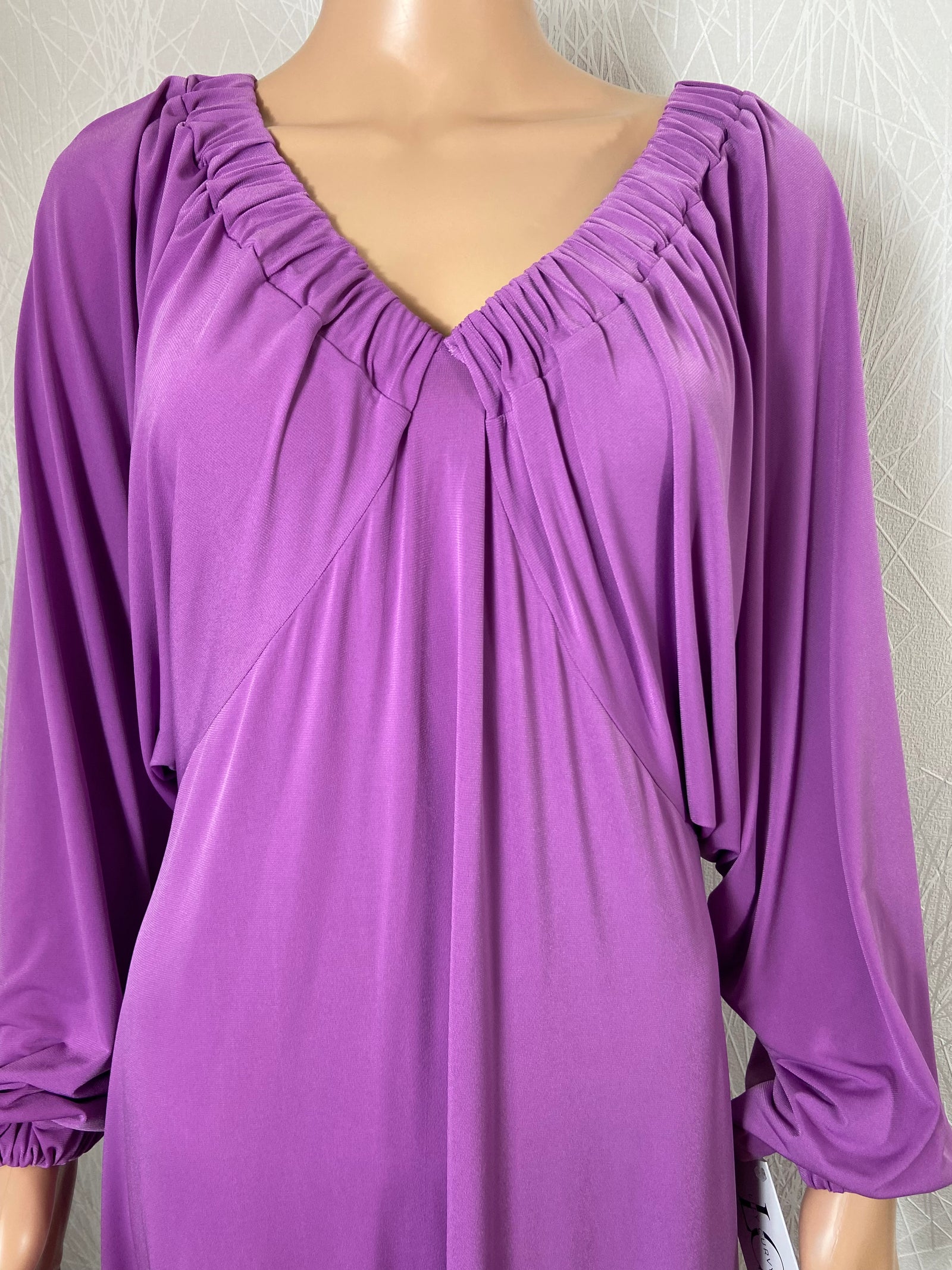 Robe violette jeu de plis manches longues chauve-souris Edmond Boublil