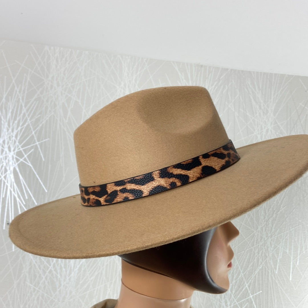 Chapeau beige pour femme avec ruban aspect cuir léopard