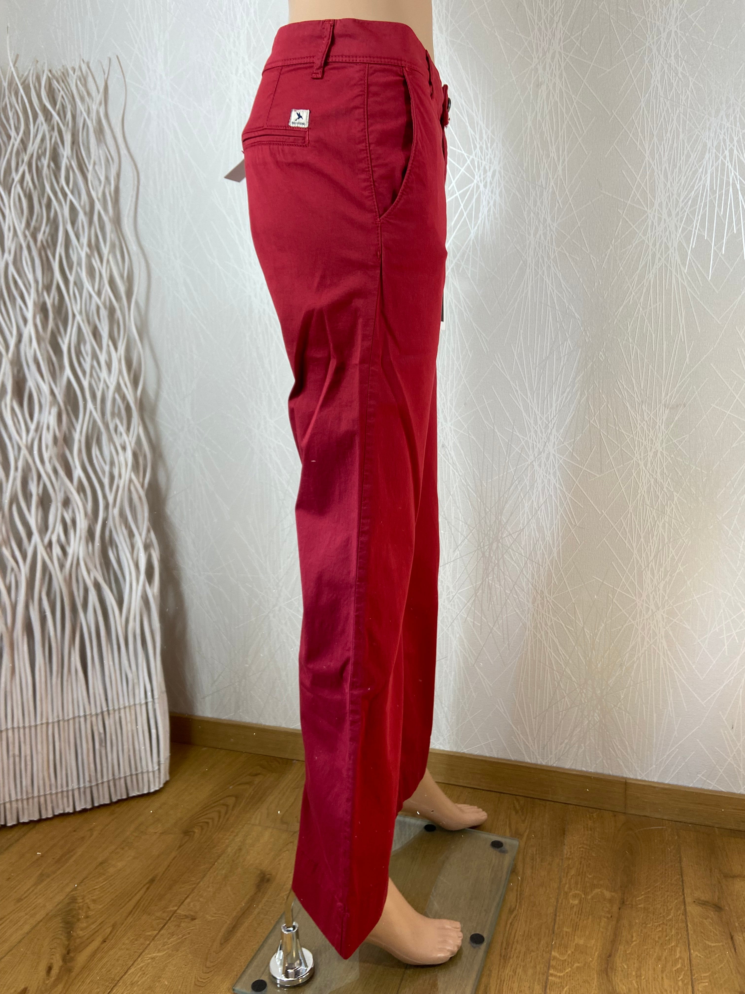 Pantalon vintage en toile rouge rubis modèle Louise Fit City Flare de Red Legend