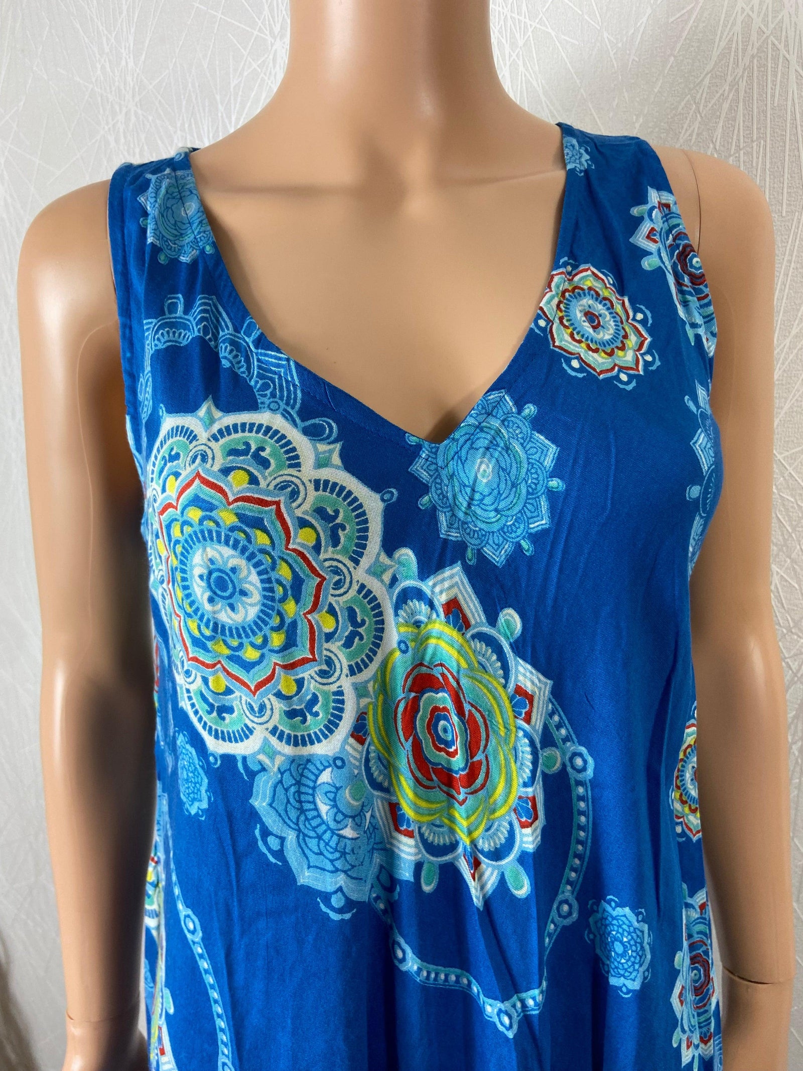 Robe bleue midi asymétrique sans manches motifs multicolore Namaste - Offre-Unique