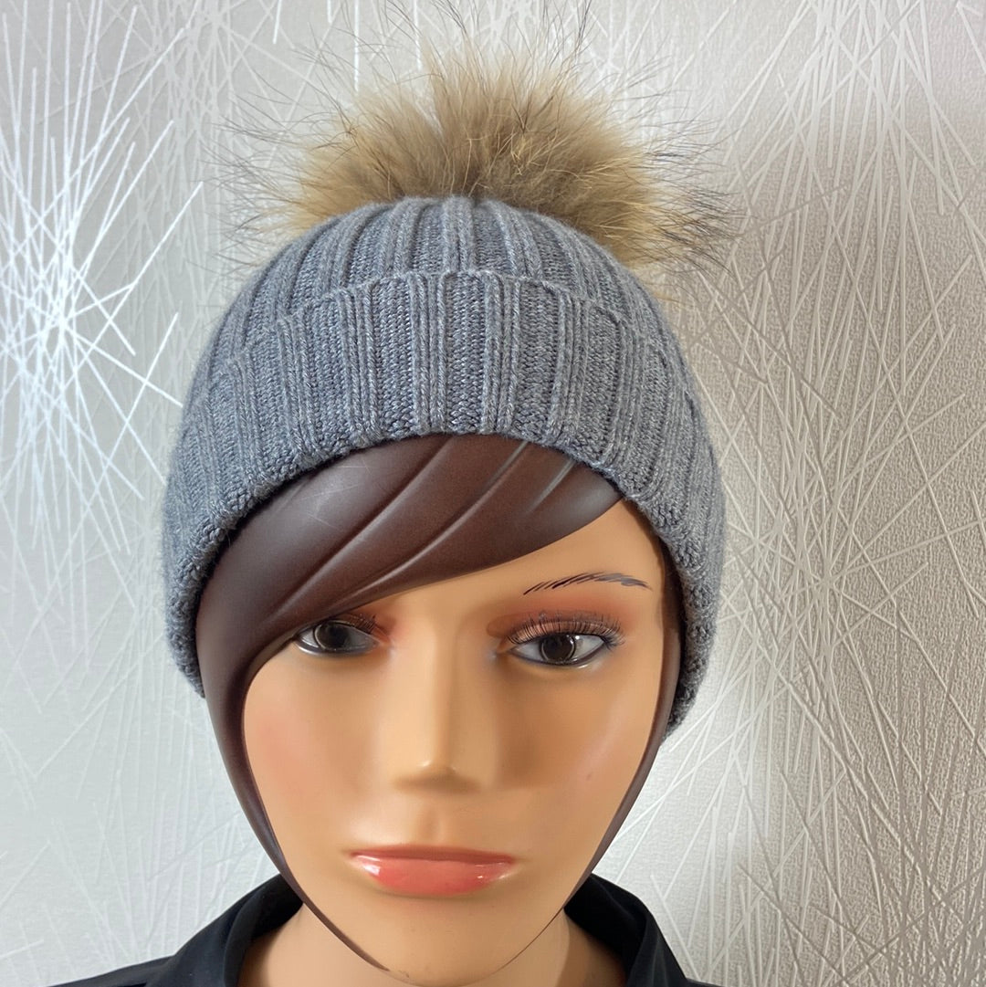 Bonnet en tricot gris avec pompon en fourrure