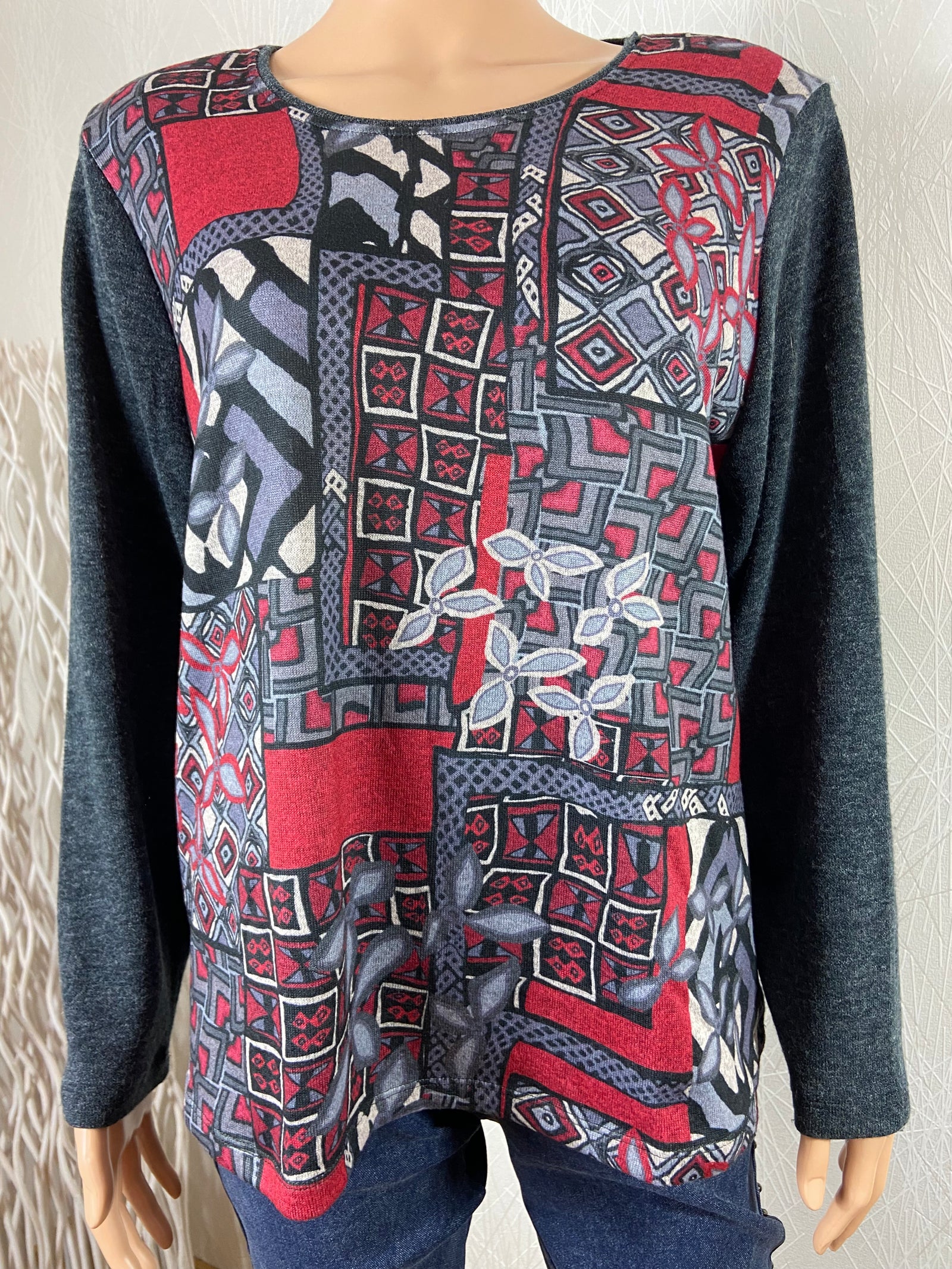 Pull fin ton gris motifs rouge col rond grande taille 48 Nayat