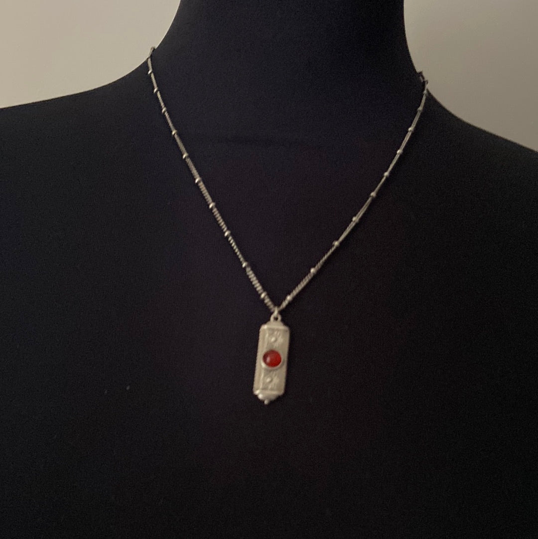 Collier pendentif rectangulaire plaqué argent pierre semi-précieuse rouge orange Shabada