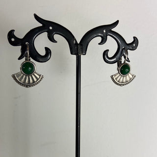 Boucles d’oreilles dormeuses plaqué argent pierre verte Shabada