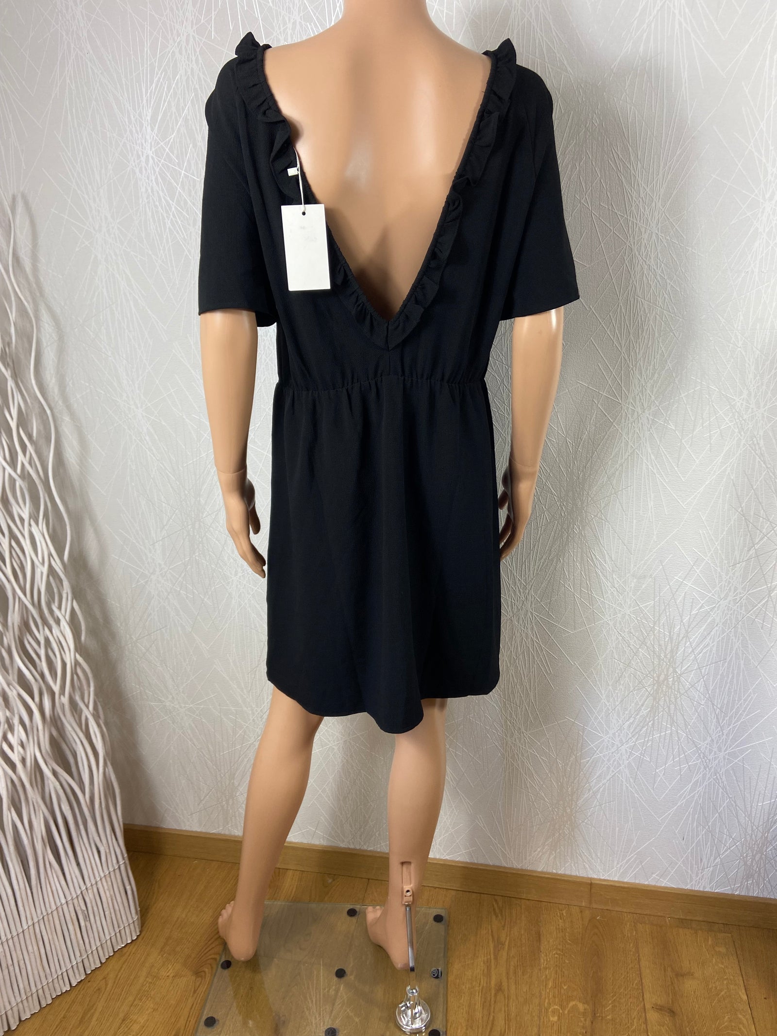 Robe noire à bretelles volants col rond dos nu Andy & Lucy