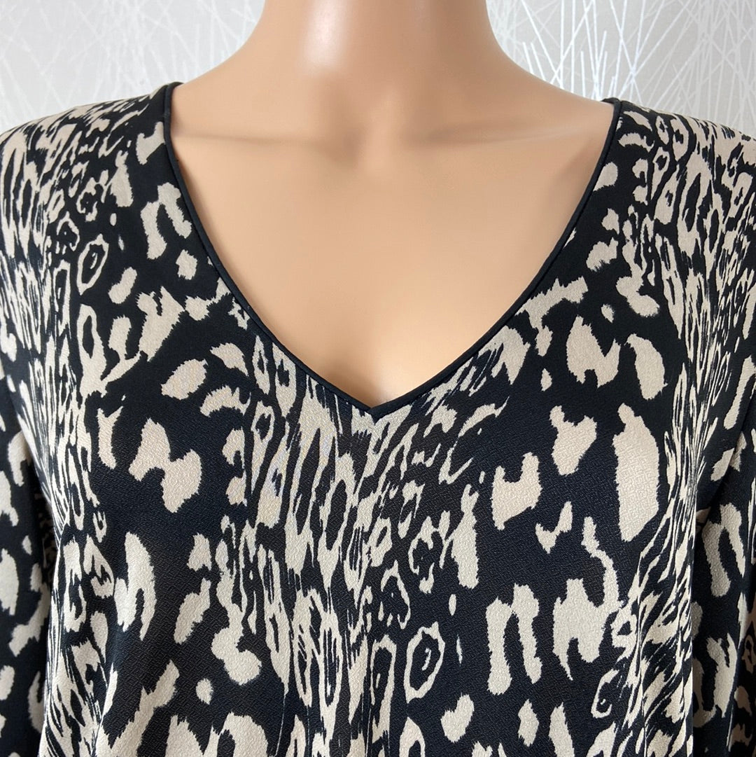 Blouse légère col V motifs léopard noir et beige manches 3/4 Le Singe de Julie