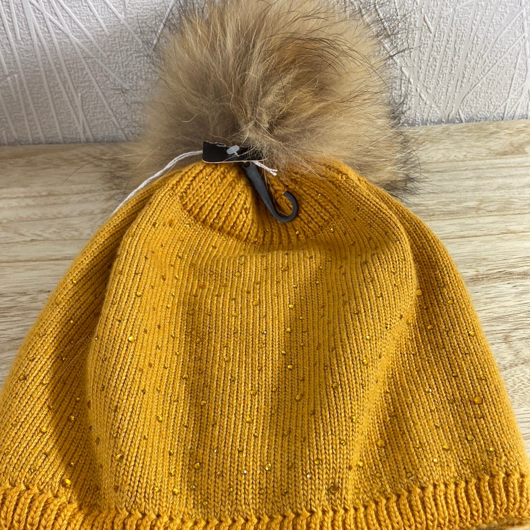 Bonnet jaune moutarde avec strass et pompon en fourrure