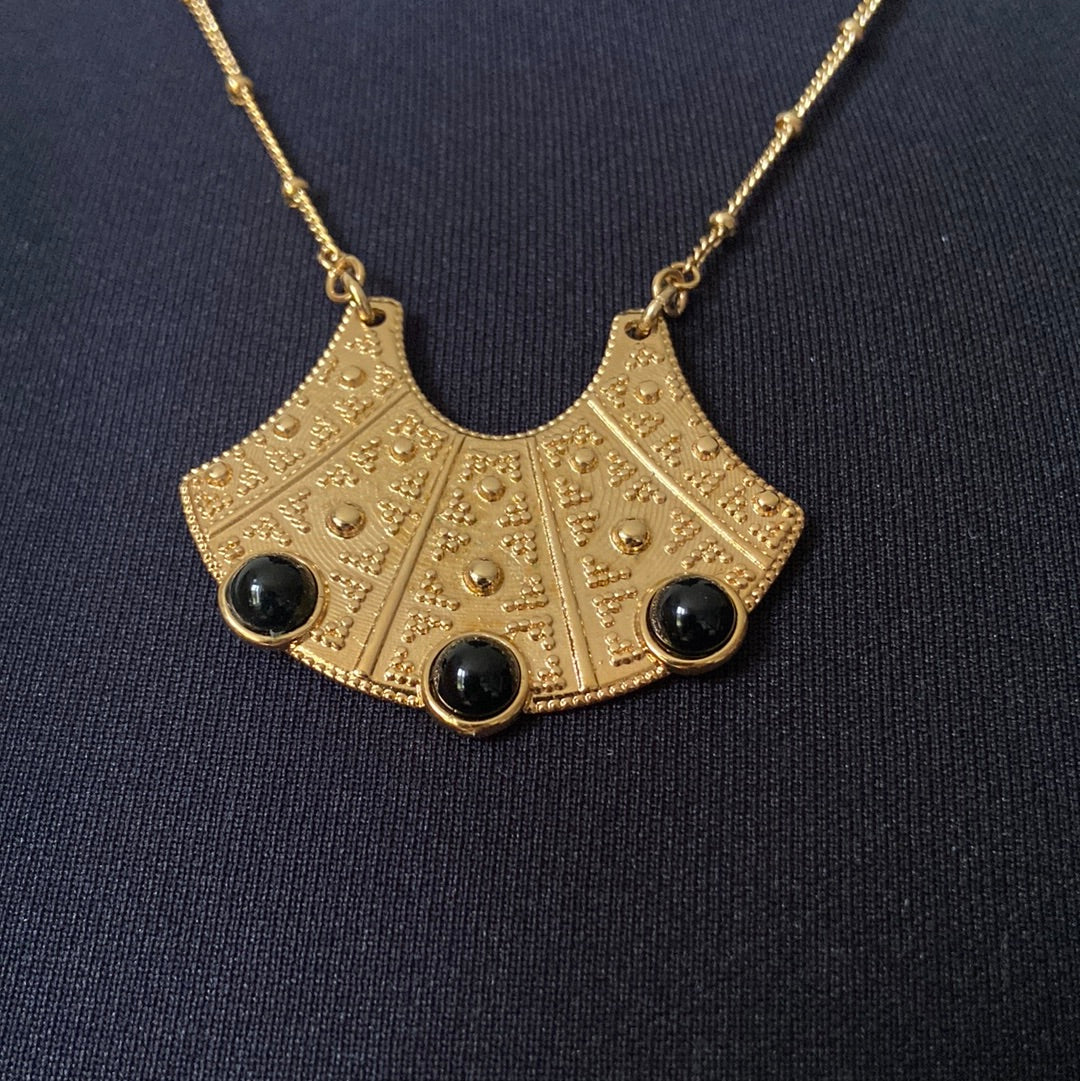 Collier avec pendentif plaqué or pierres noires Shabada