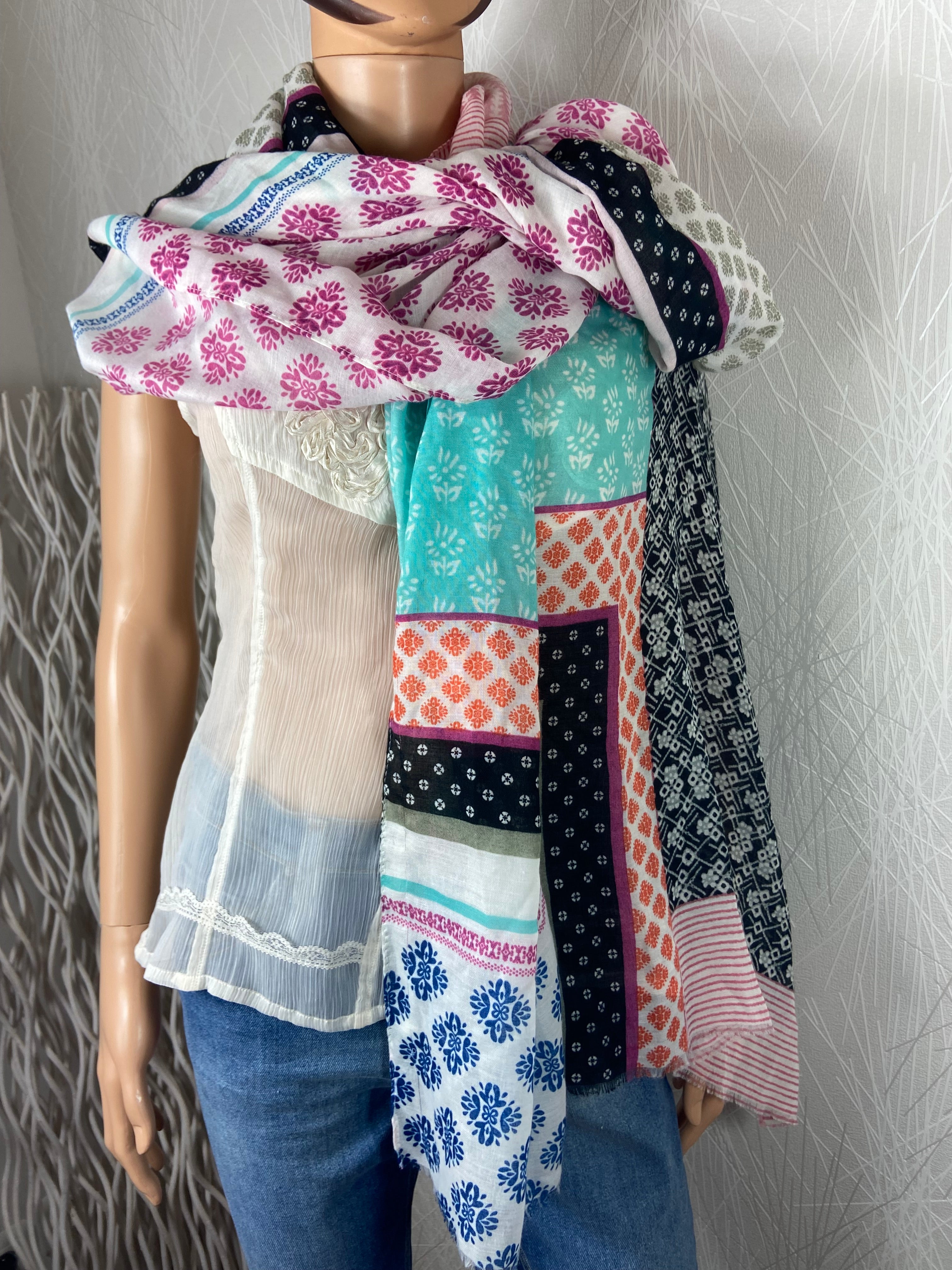 Foulard multicolore à motifs géométriques