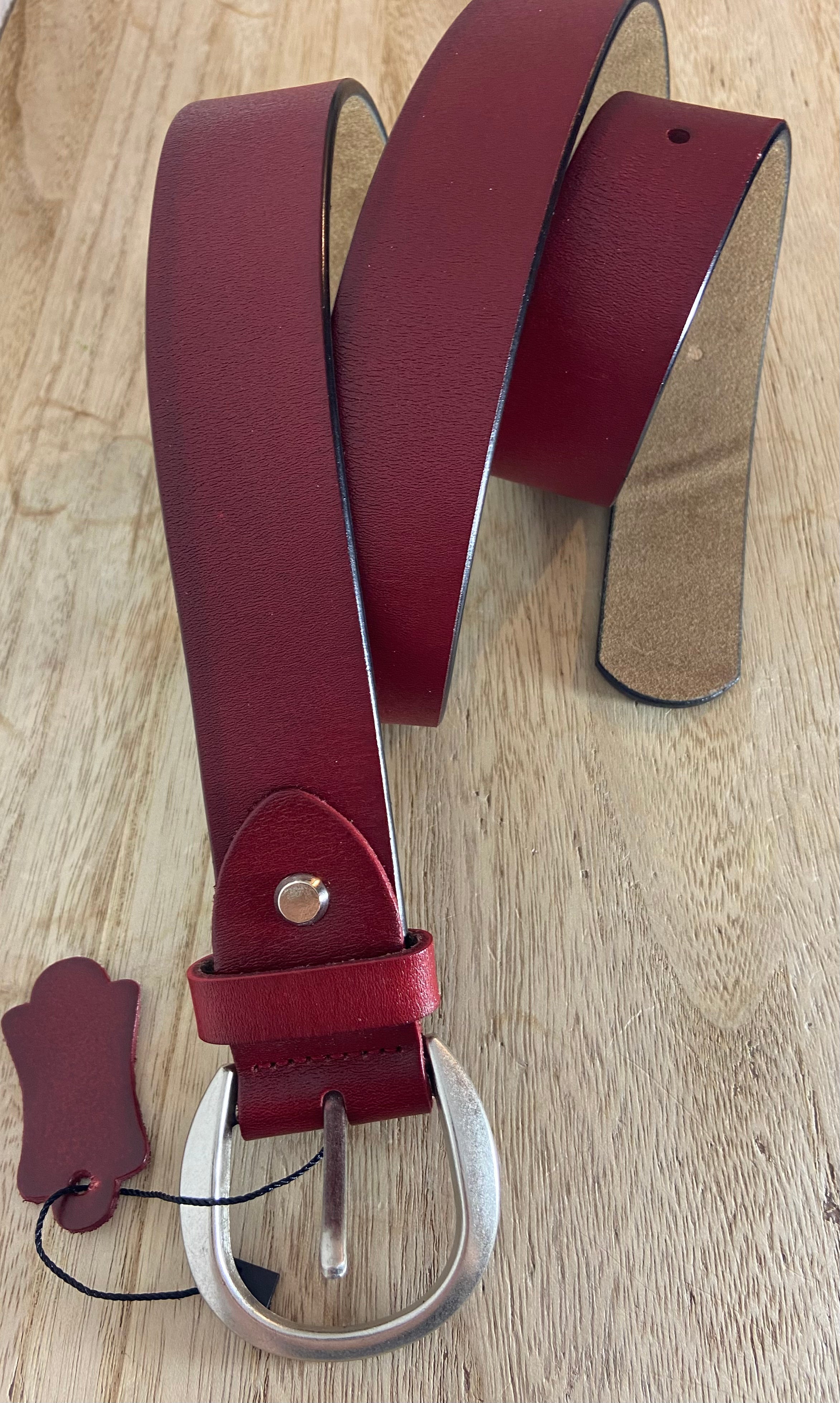 Ceinture cuir de vachette rouge bordeaux boucle argentée