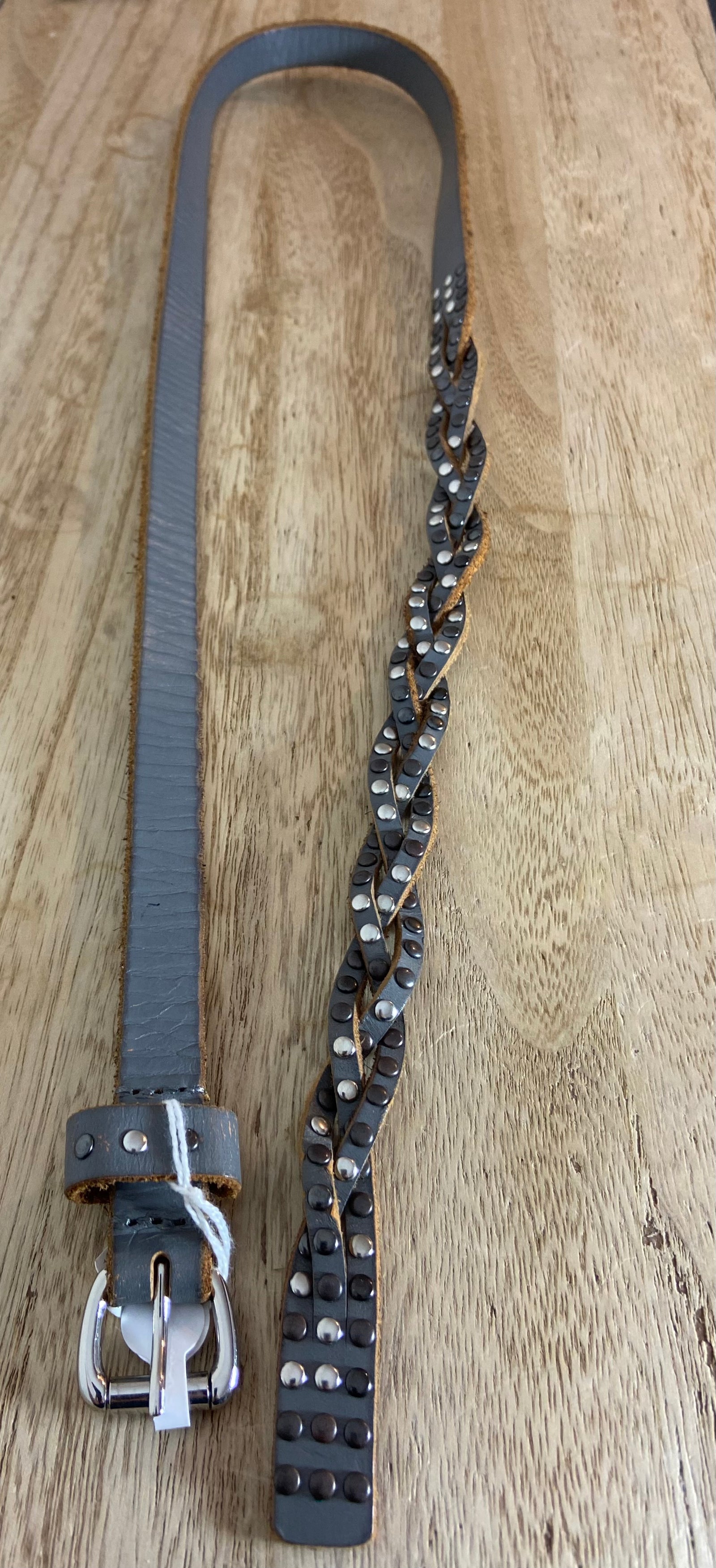 Ceinture grise tressée avec clous décoratifs