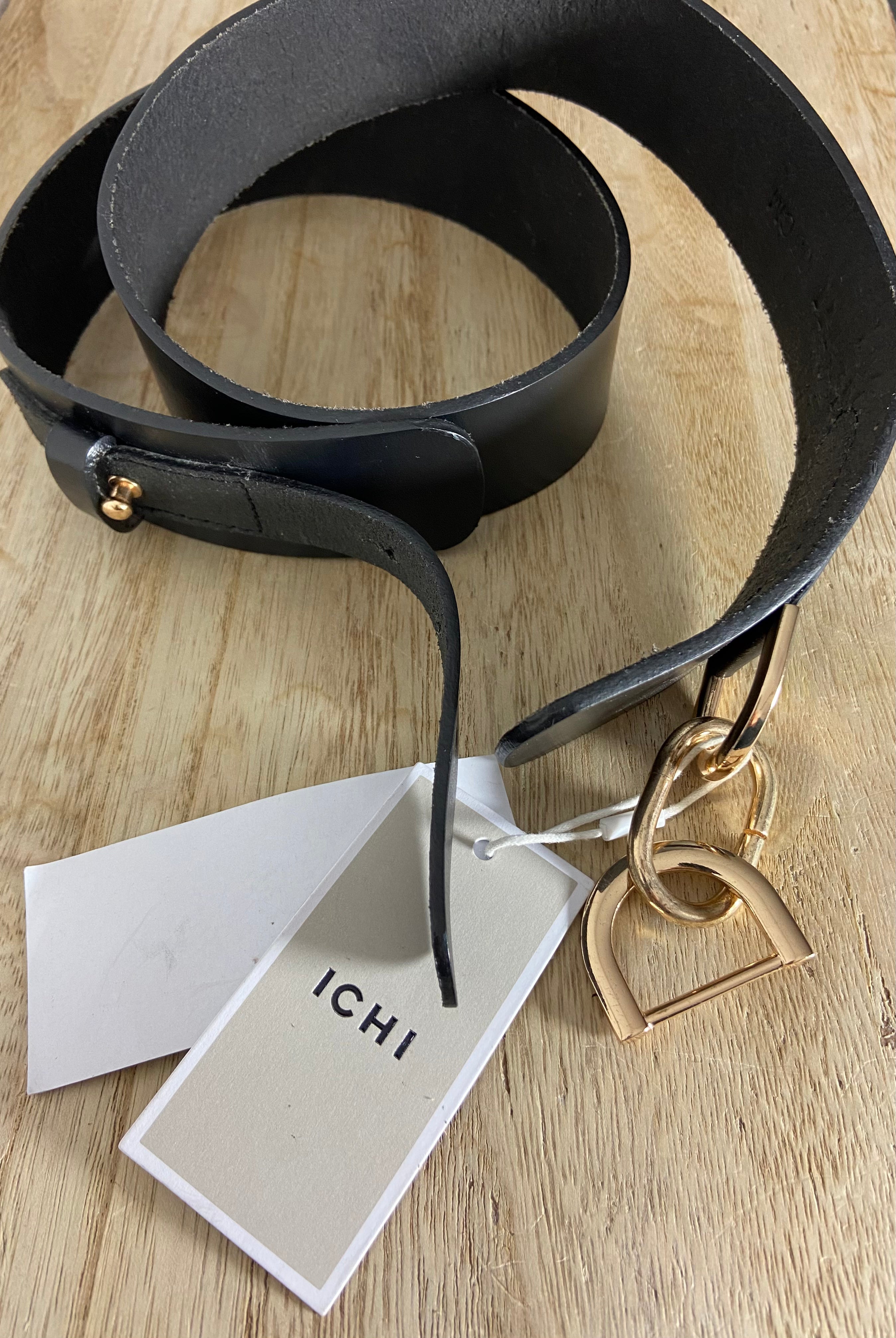 Ceinture femme en cuir noir avec maillon de chaine doré modèle Larocsi Ichi