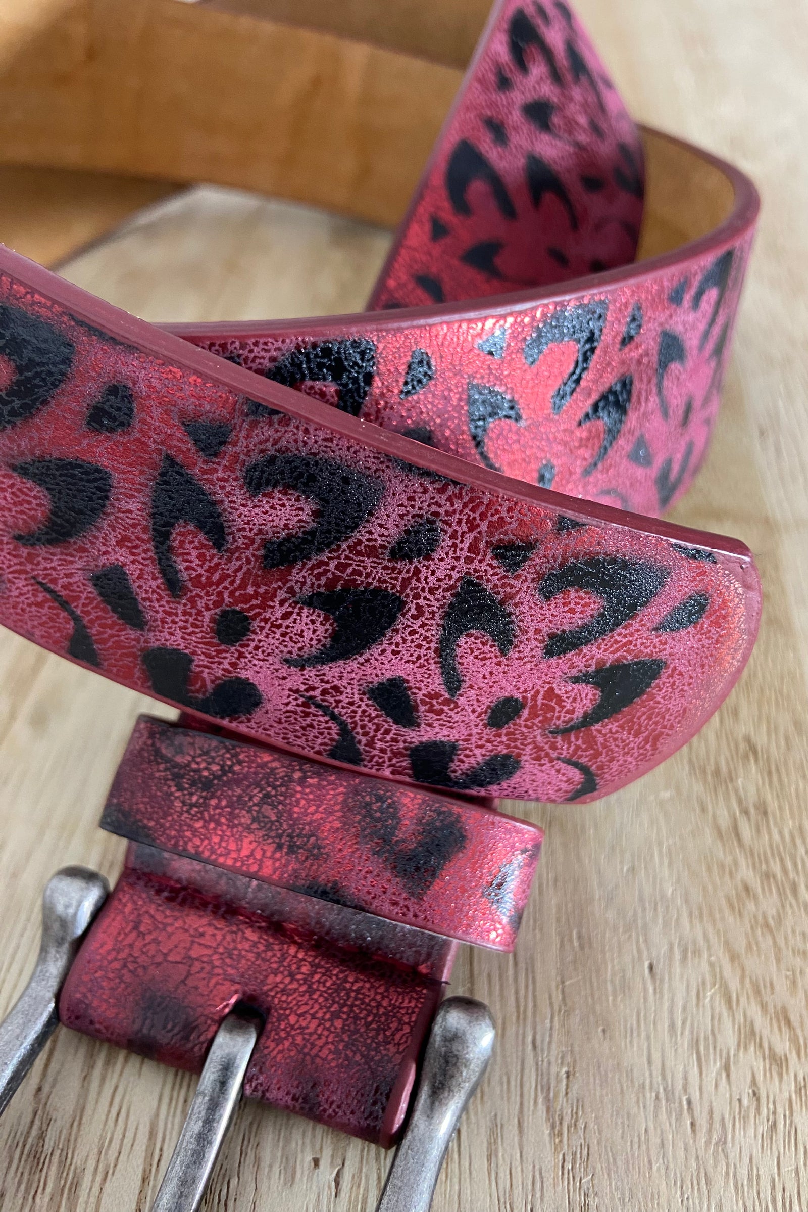 Ceinture rouge à motifs noir femme boucle argentée