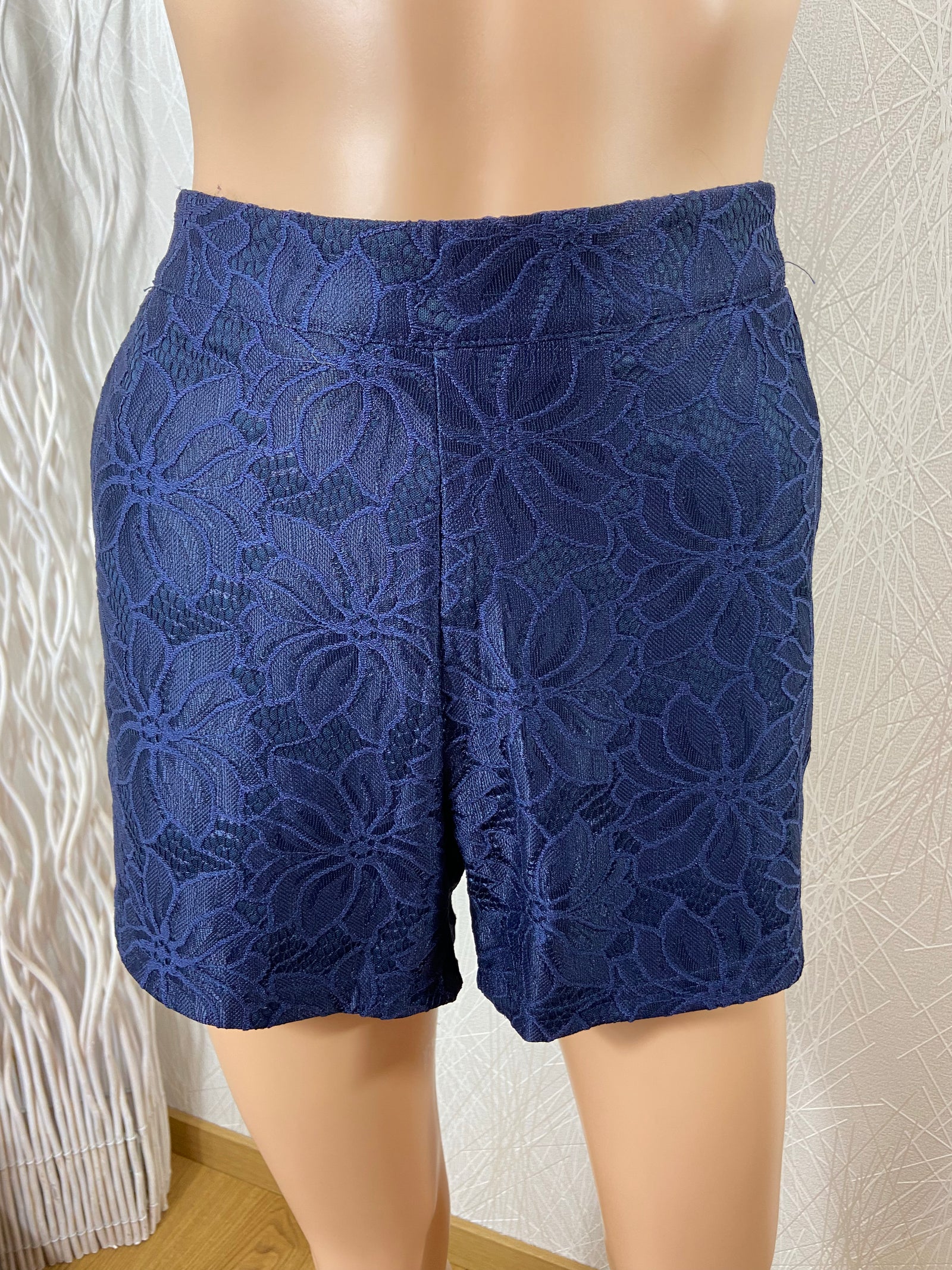 Short bleu marine tissu doublé motif floral Tese Collection