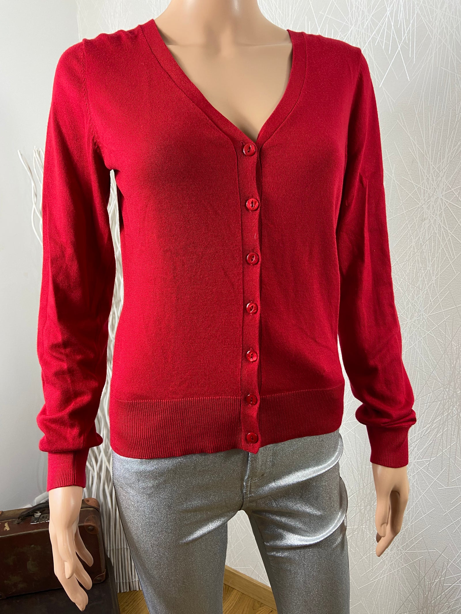 Cardigan rouge col V modèle Cardigan V-neck Zilch Amsterdam