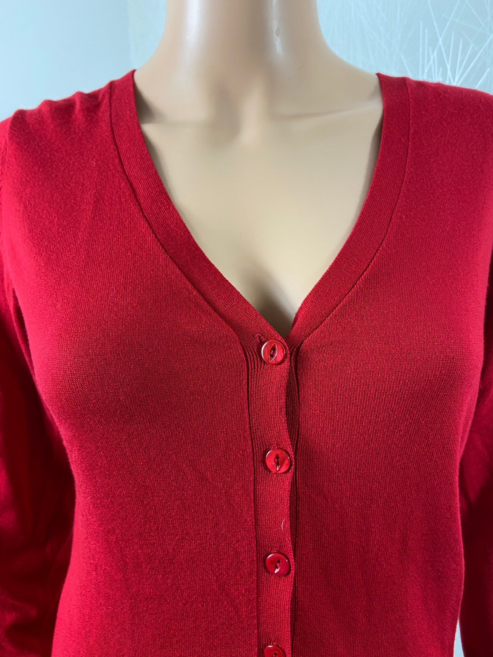 Cardigan rouge col V modèle Cardigan V-neck Zilch Amsterdam