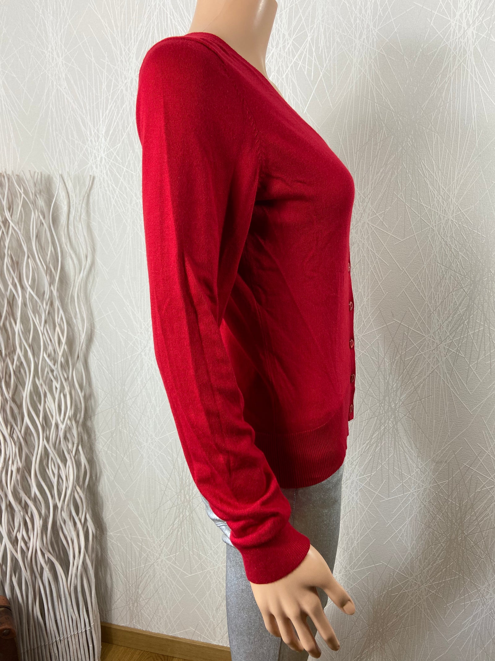 Cardigan rouge col V modèle Cardigan V-neck Zilch Amsterdam