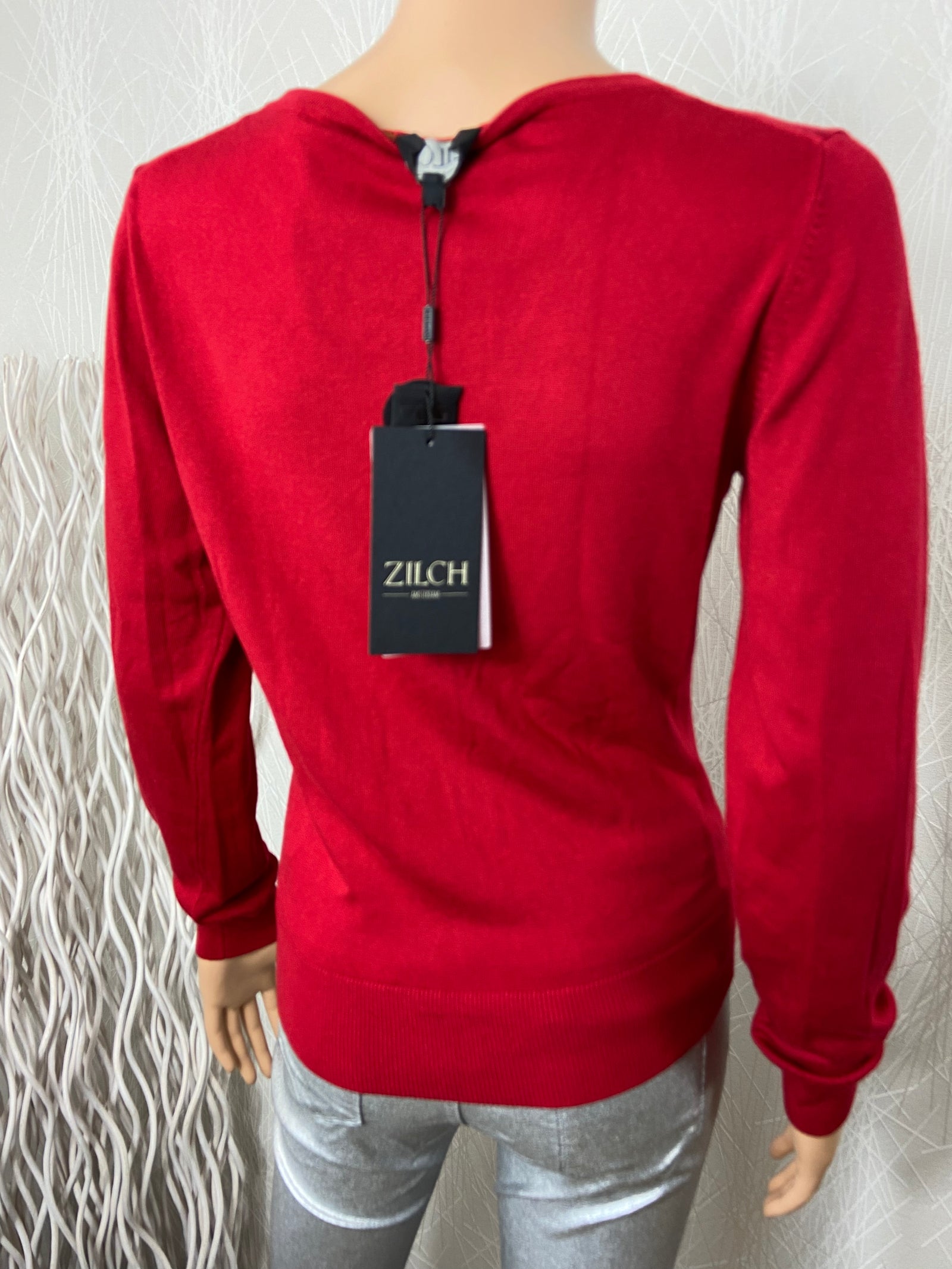 Cardigan rouge col V modèle Cardigan V-neck Zilch Amsterdam