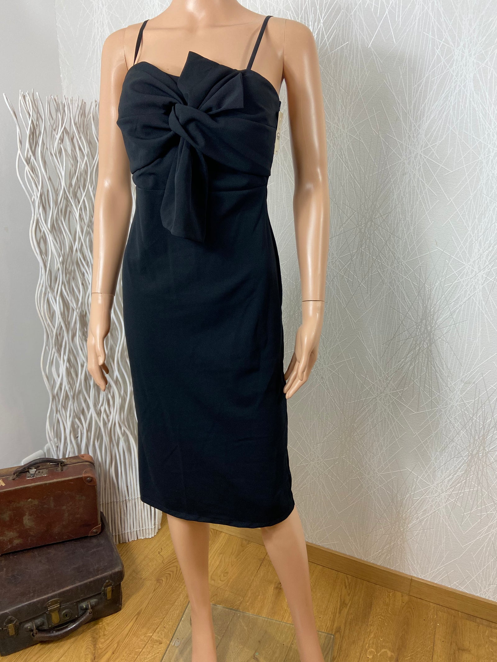 Robe midi noire à bretelles réglables avec flot - Offre-Unique