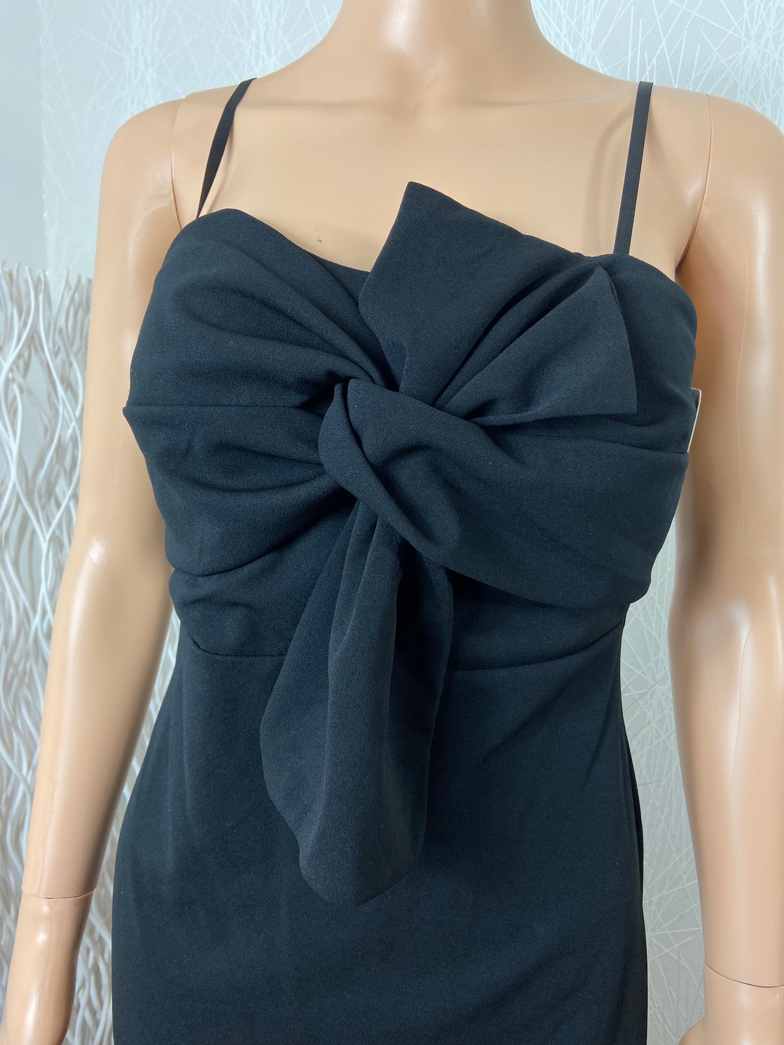 Robe midi noire à bretelles réglables avec flot - Offre-Unique