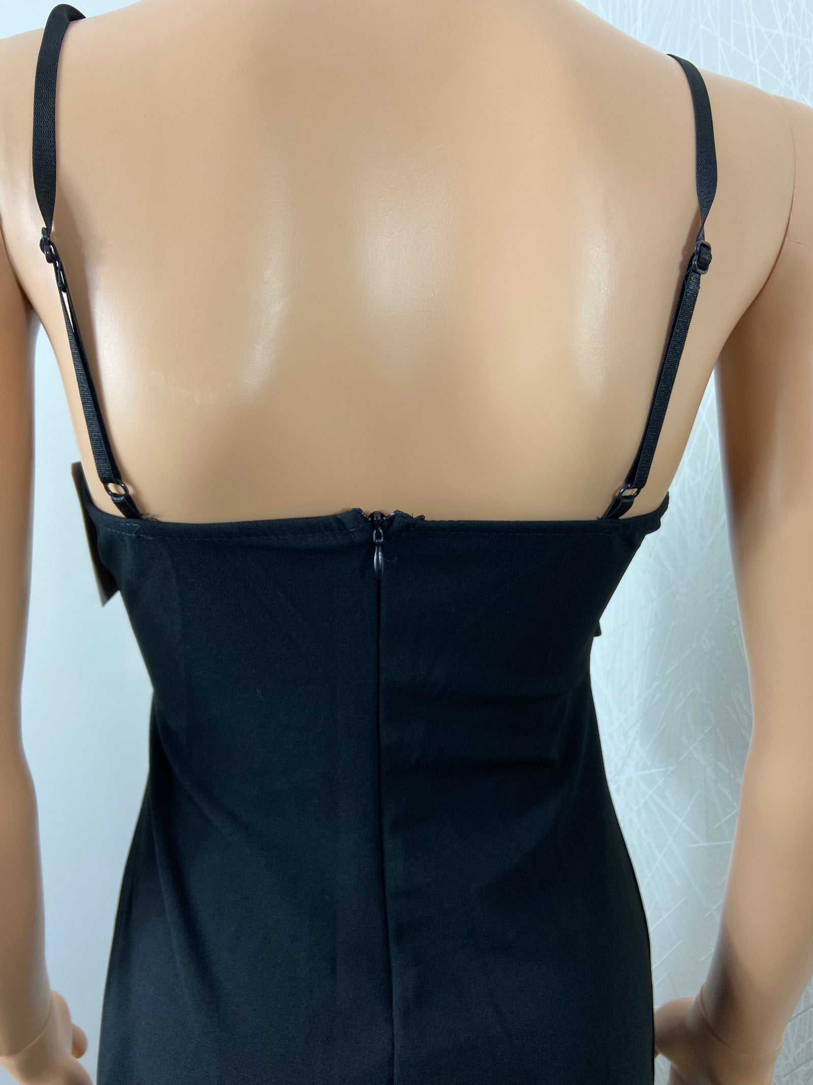 Robe midi noire à bretelles réglables avec flot - Offre-Unique