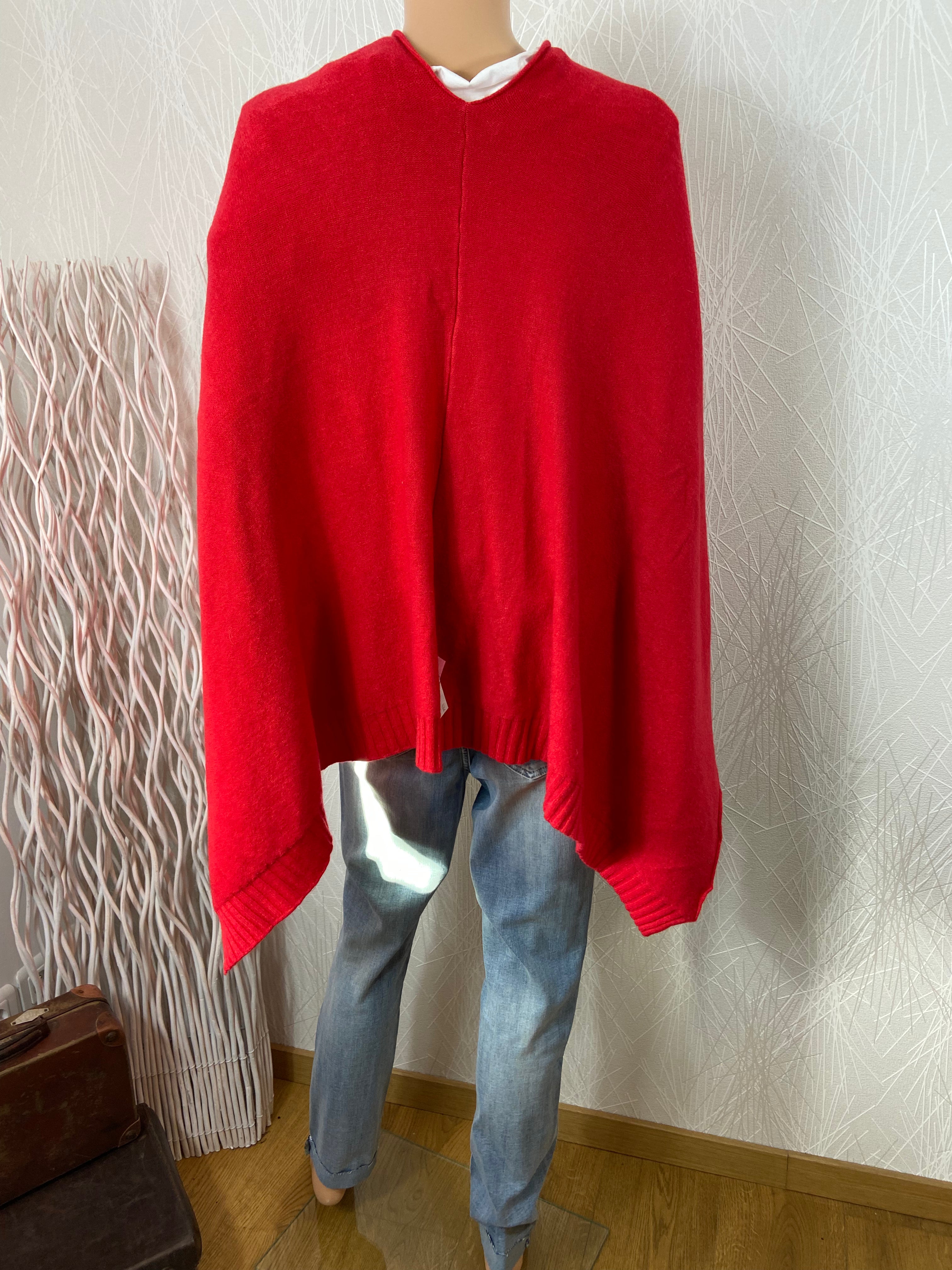 Poncho rouge asymétrique