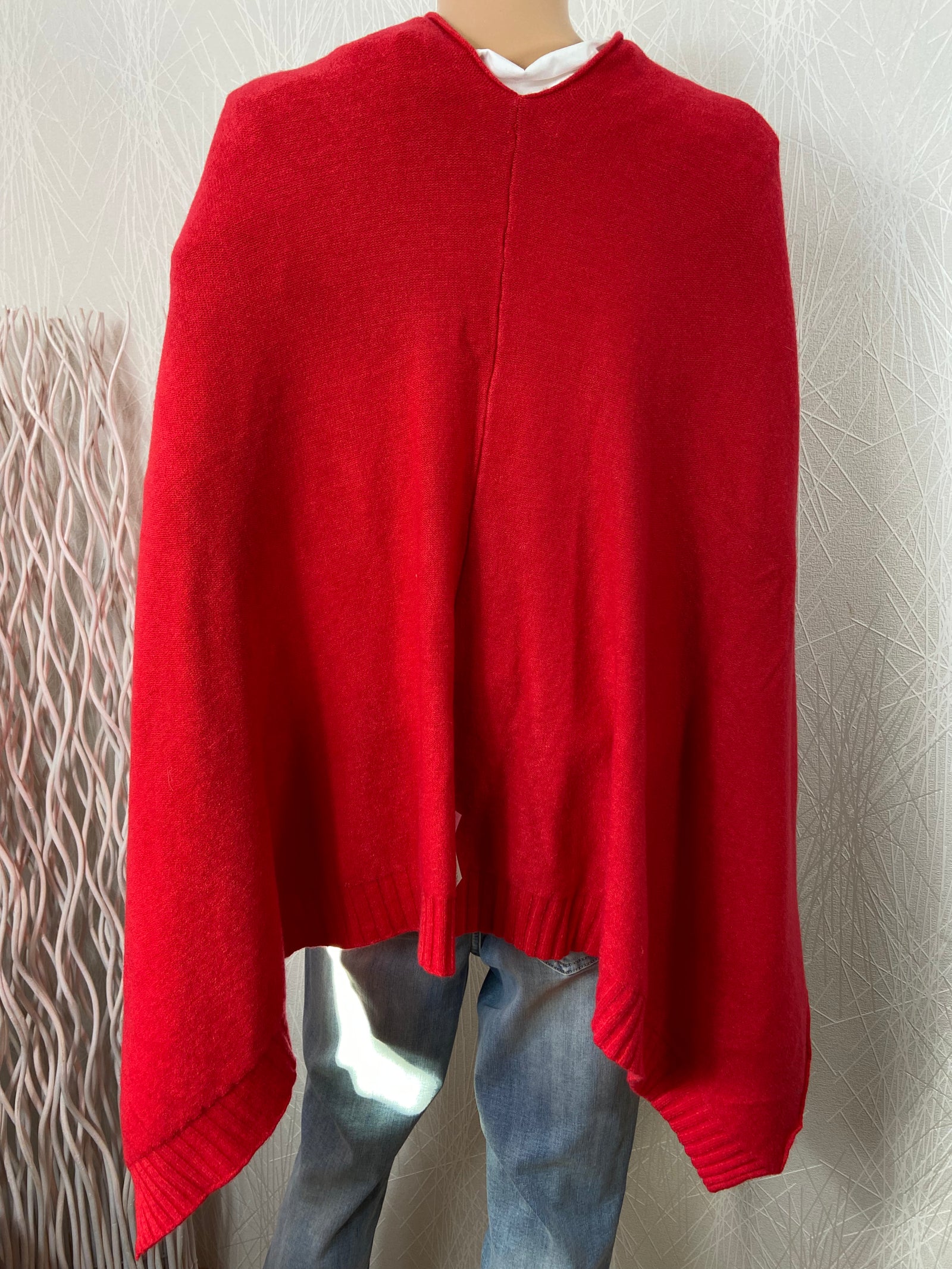 Poncho rouge asymétrique