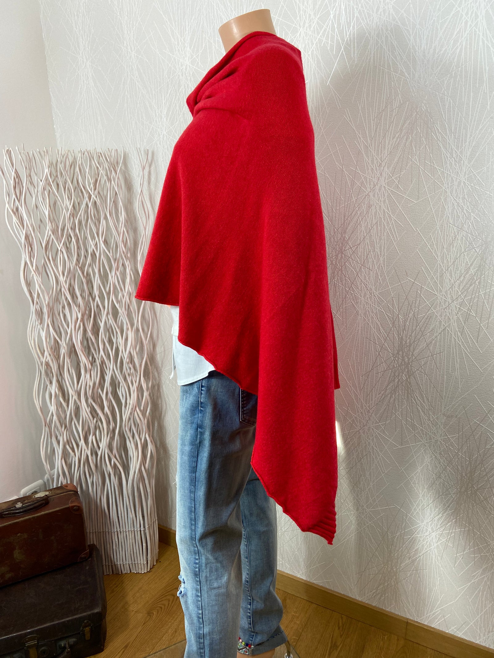 Poncho rouge asymétrique