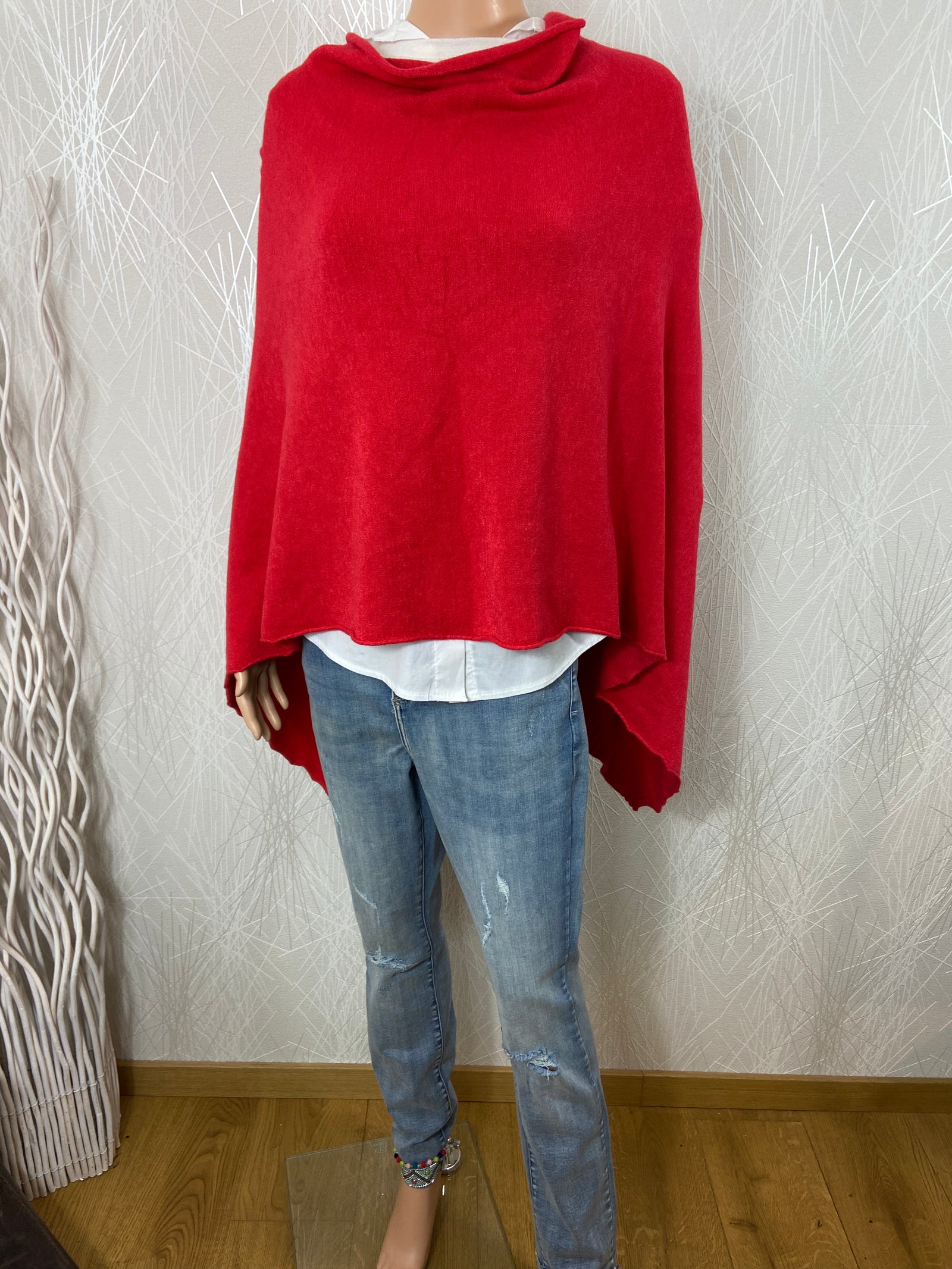 Poncho rouge asymétrique