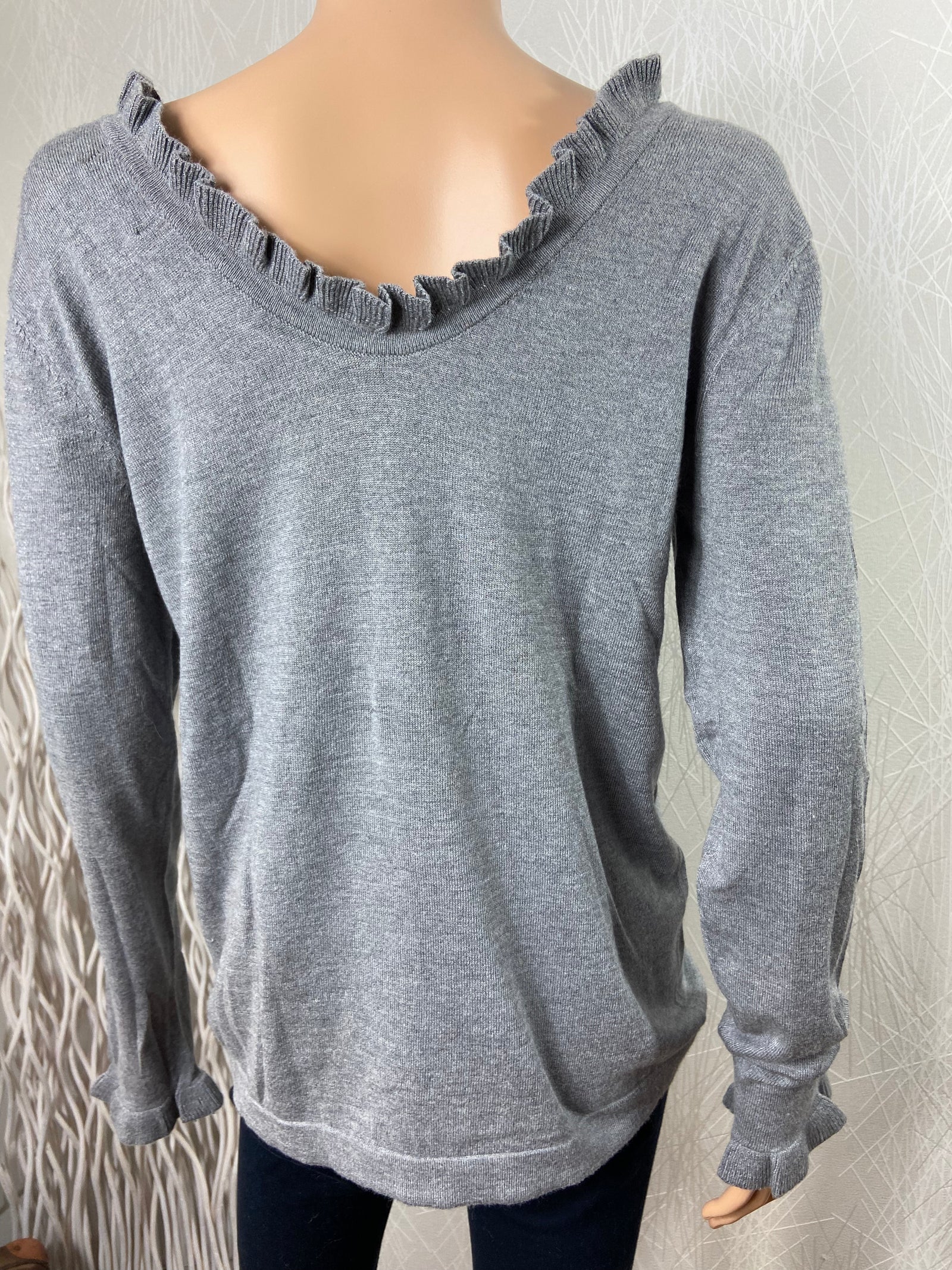 Pull gris col rond volants coupe droite Holly et Joey - Offre-Unique