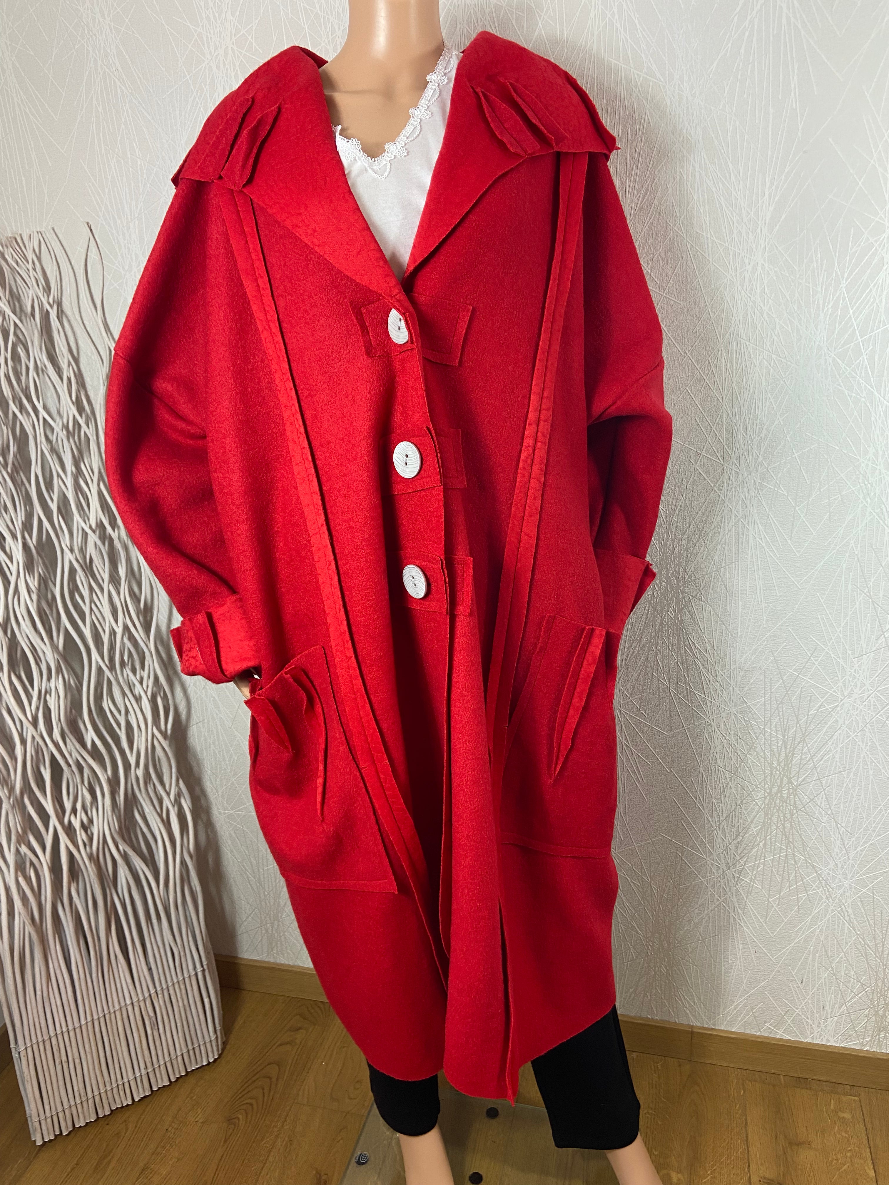 Manteau rouge ample 100% laine grande taille de la styliste Fabienne Thibeault