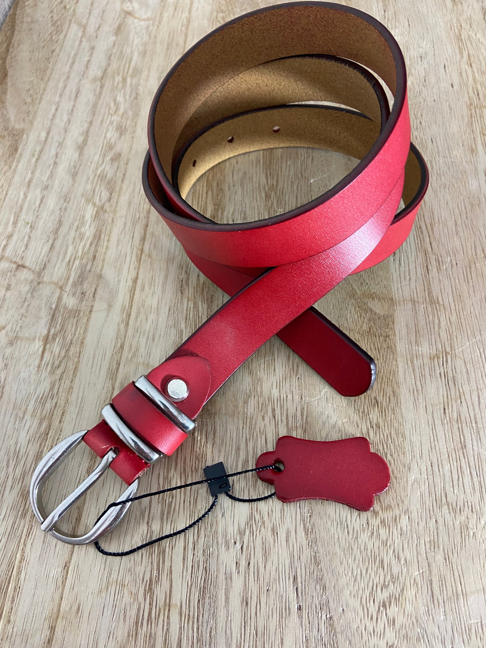 Ceinture en cuir de vachette rouge avec boucle argentée