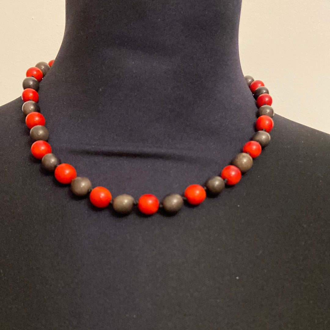 Collier en matière naturelle rouge et gris Tagua & Co