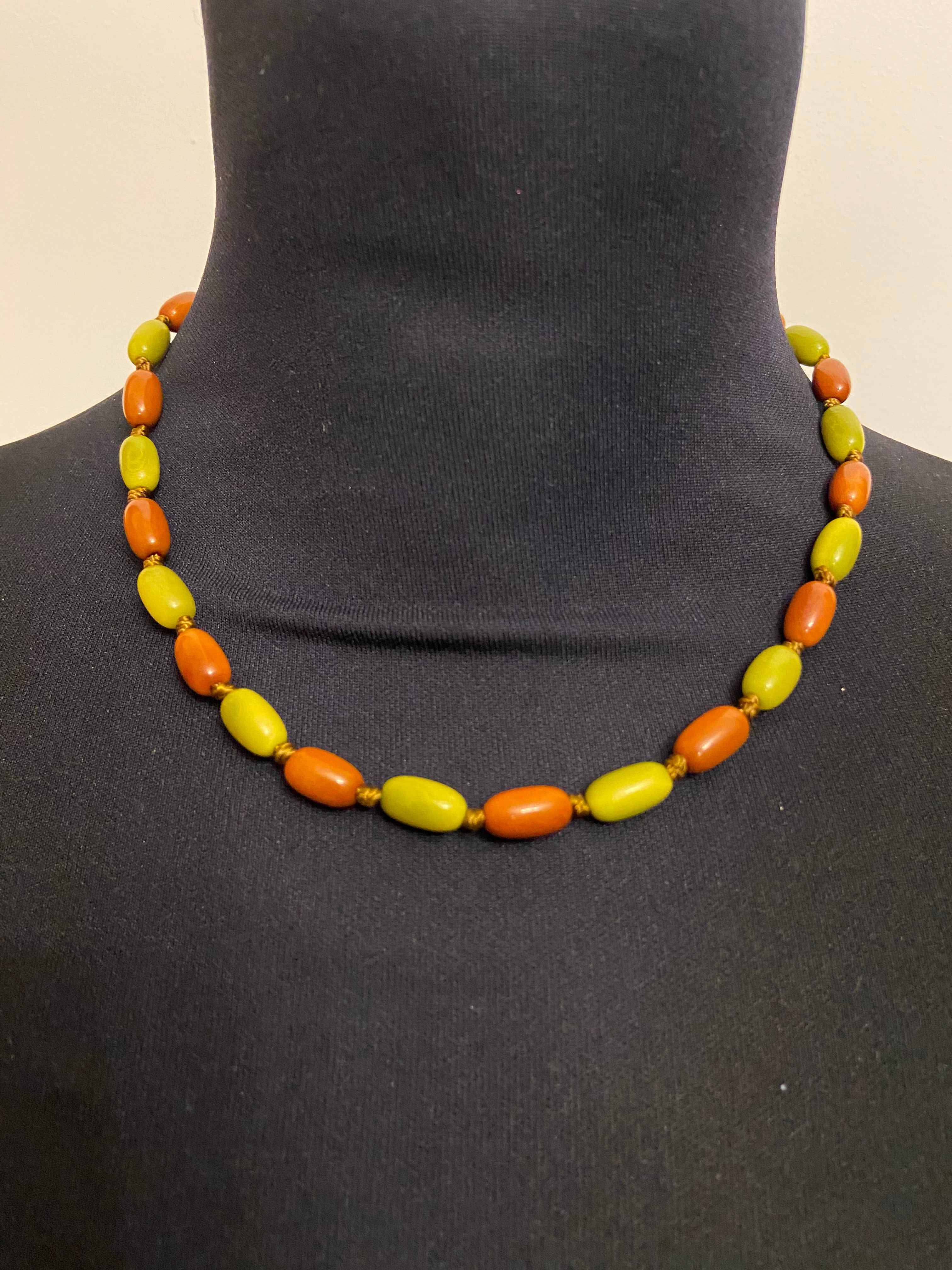 Collier en matière naturelle marron et vert Tagua & Co