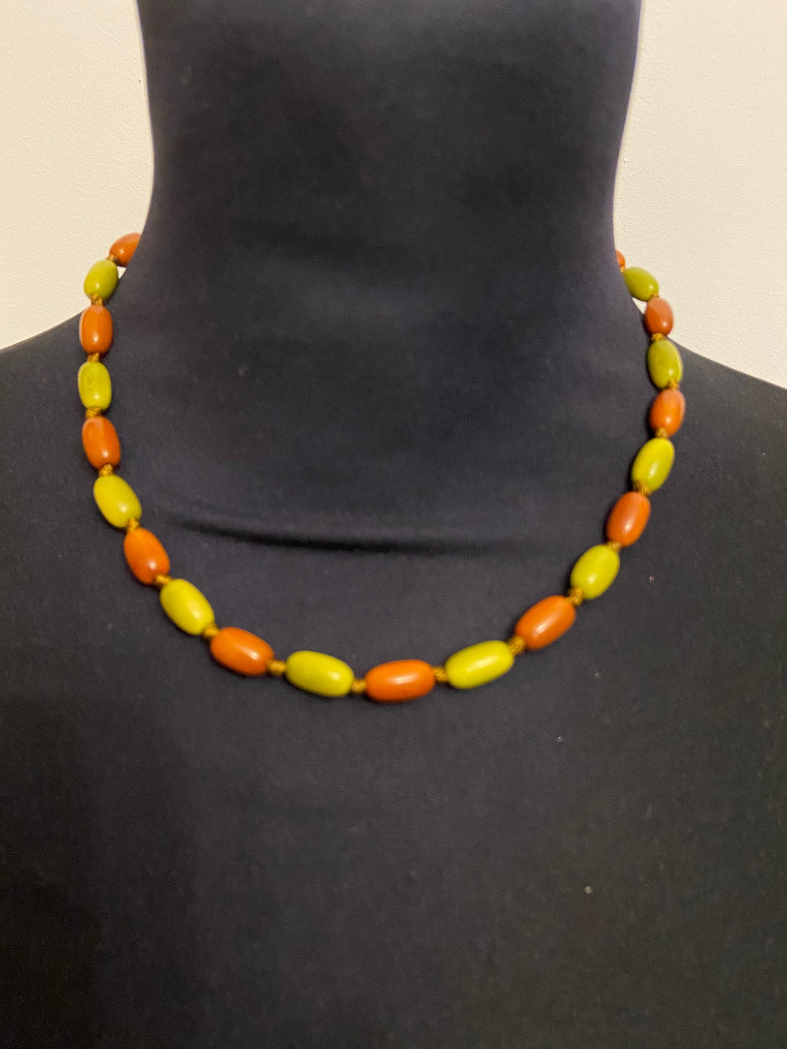 Collier en matière naturelle marron et vert Tagua & Co