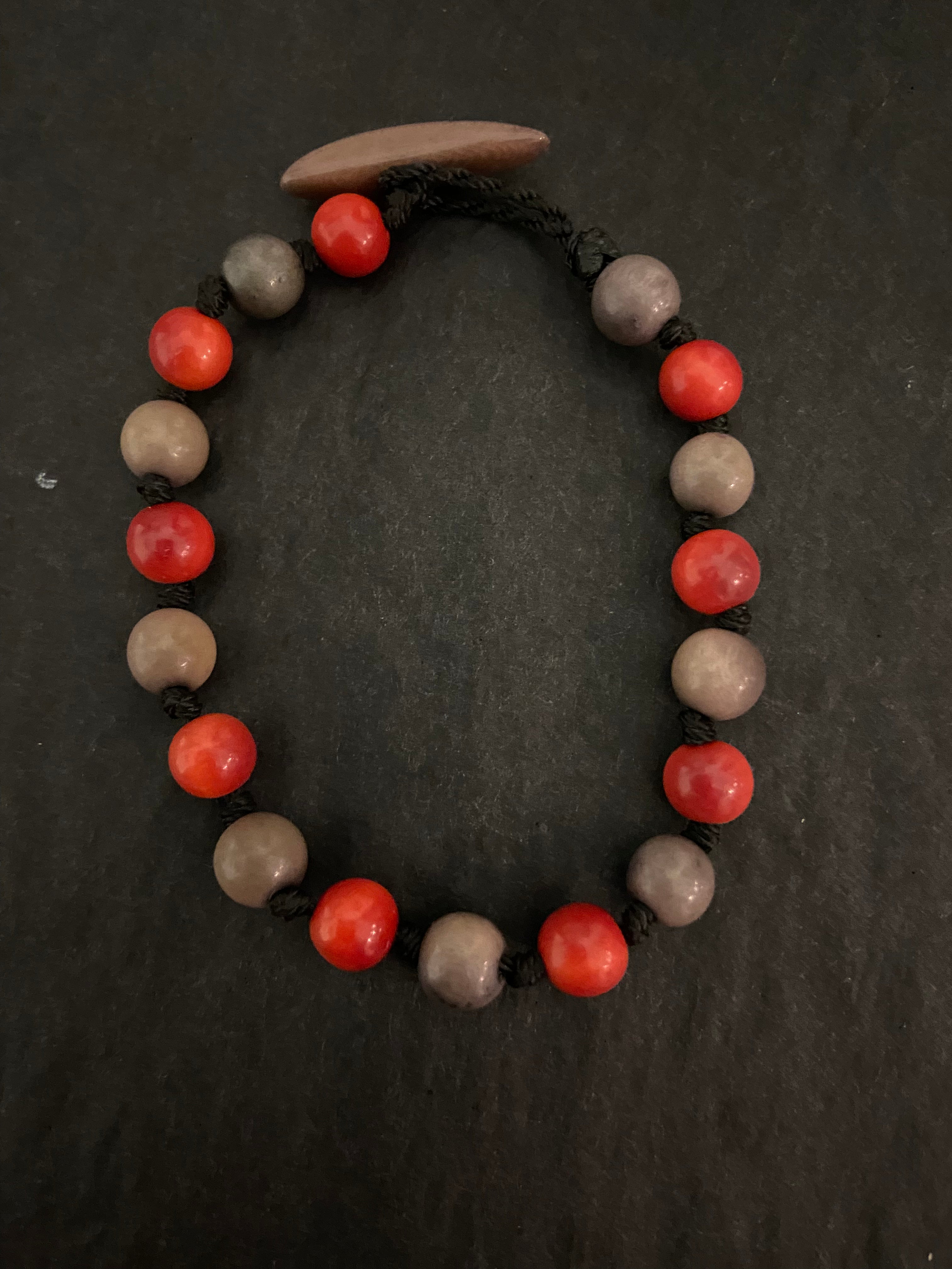 Bracelet en  matière naturelle marron et rouge Tagua & Co