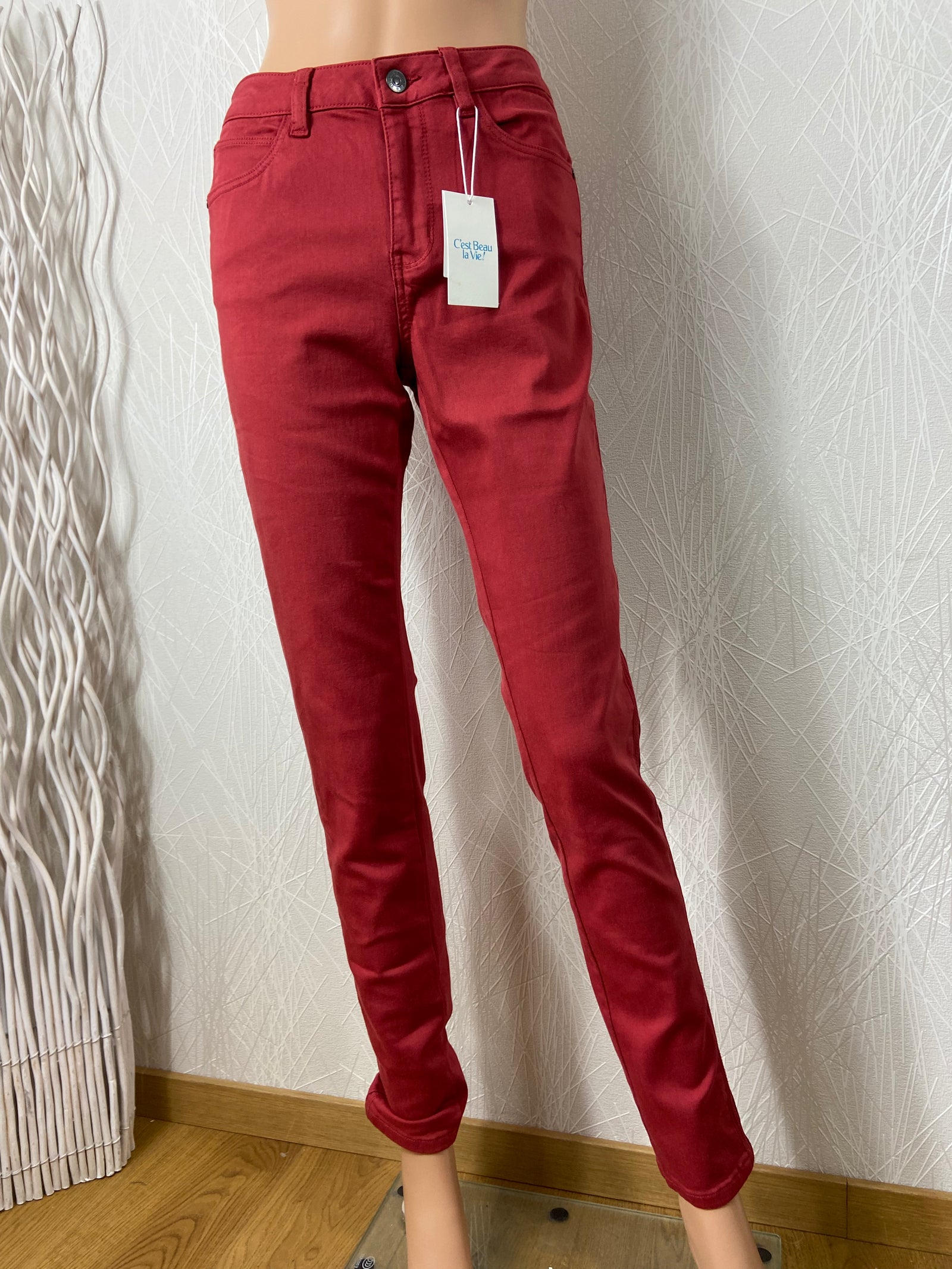Pantalon slim bordeaux de la marque C'est beau la vie