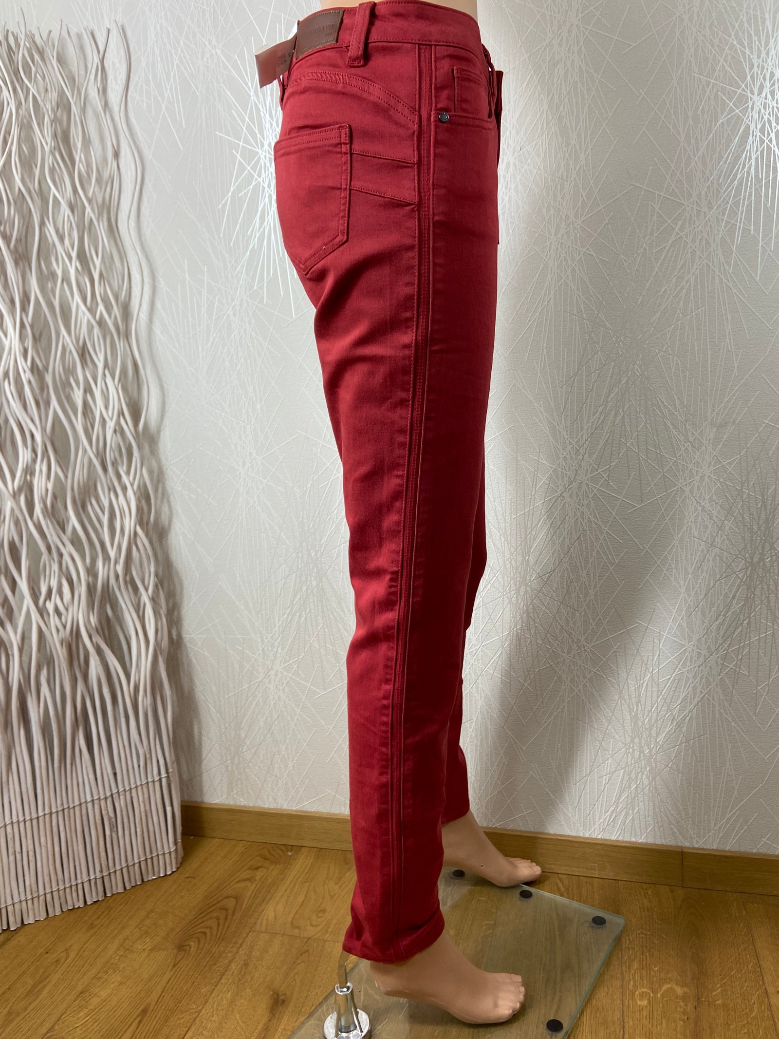 Pantalon slim bordeaux de la marque C'est beau la vie
