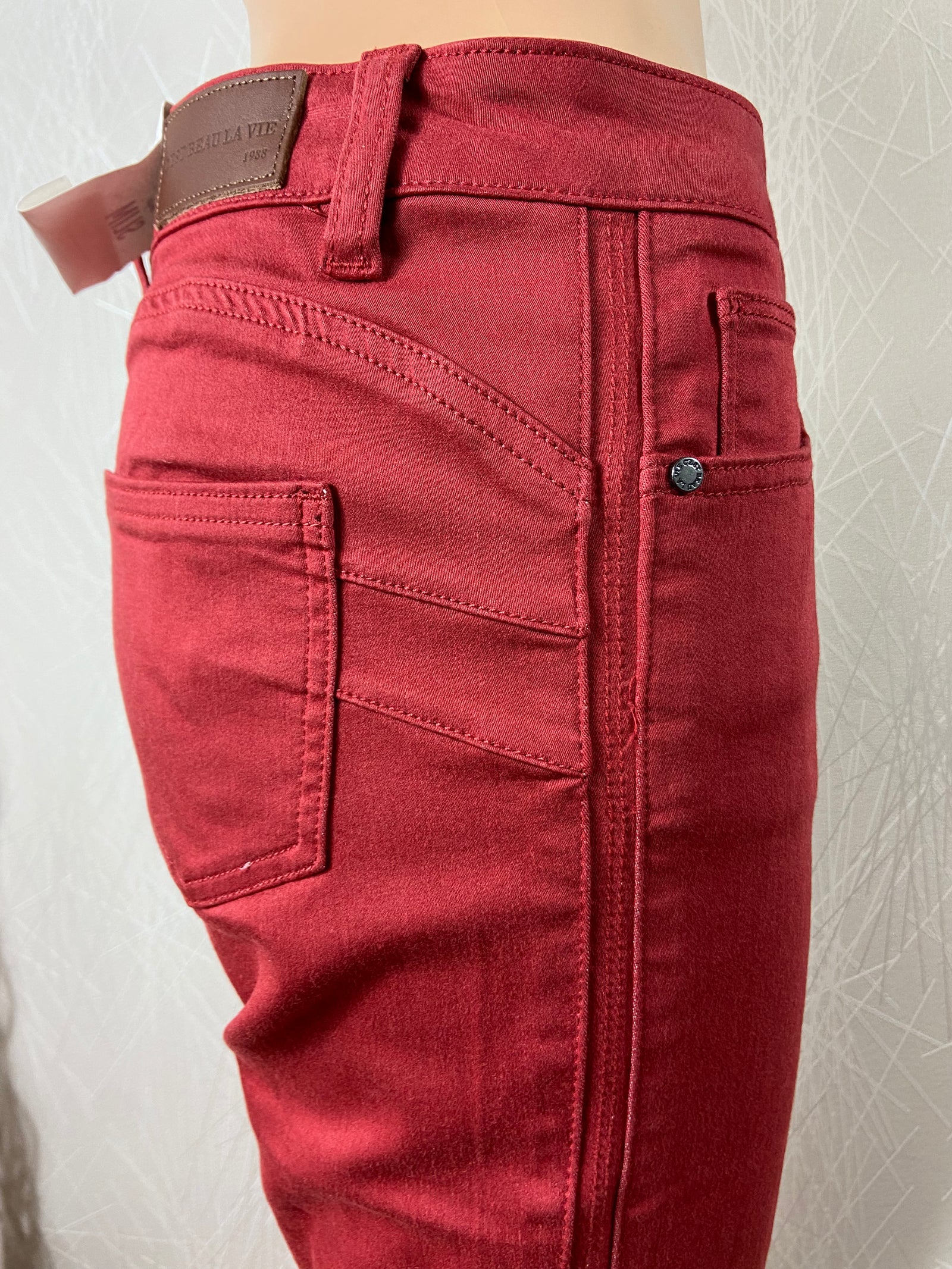 Pantalon slim bordeaux de la marque C'est beau la vie