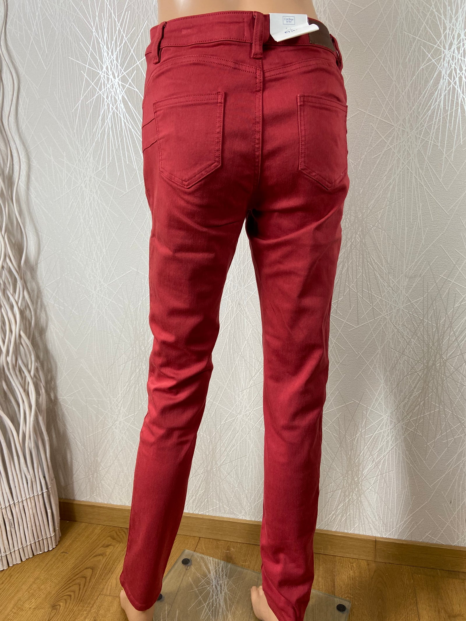 Pantalon slim bordeaux de la marque C'est beau la vie