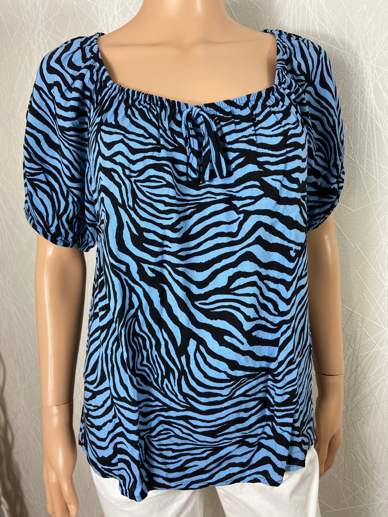 Blouse bleue motifs tigre noire flot manches courtes b.young