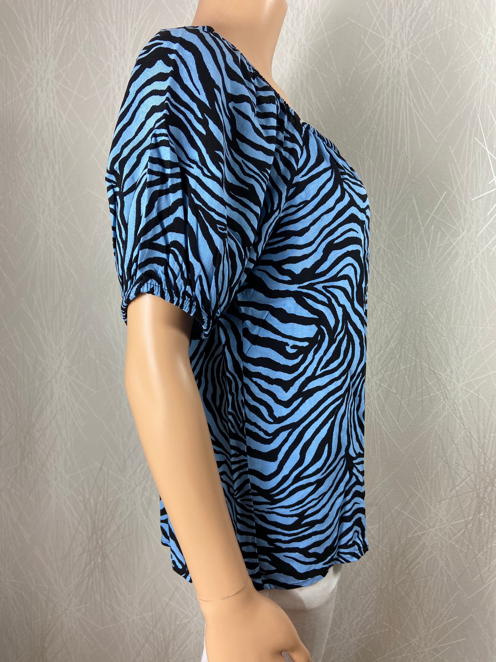 Blouse bleue motifs tigre noire flot manches courtes b.young